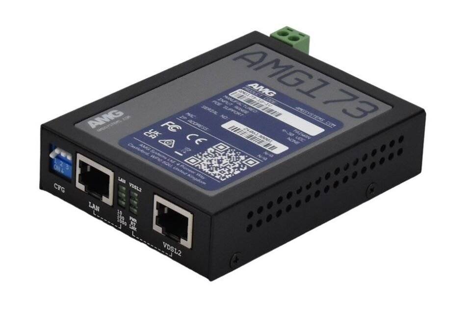 Schwarzes AMG1-73 Industrie-Netzwerkgerät mit zwei Ethernet-Anschlüssen und Status-LEDs, gezeigt auf weißem Hintergrund.