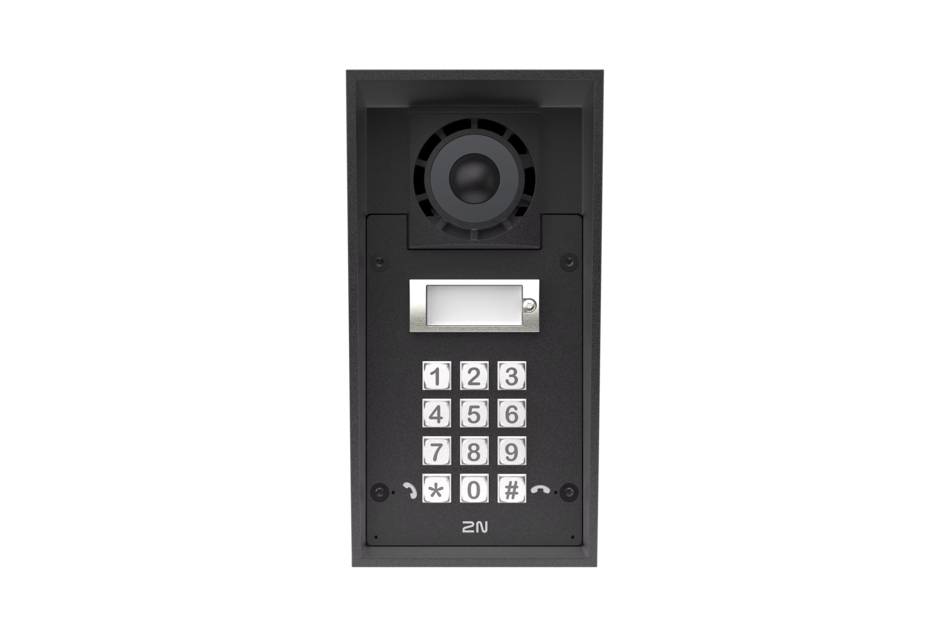 Wandmontierte Gegensprechanlage mit Lautsprecher, kleinem Display und numerischer Tastatur für den Gebäudezugang.
