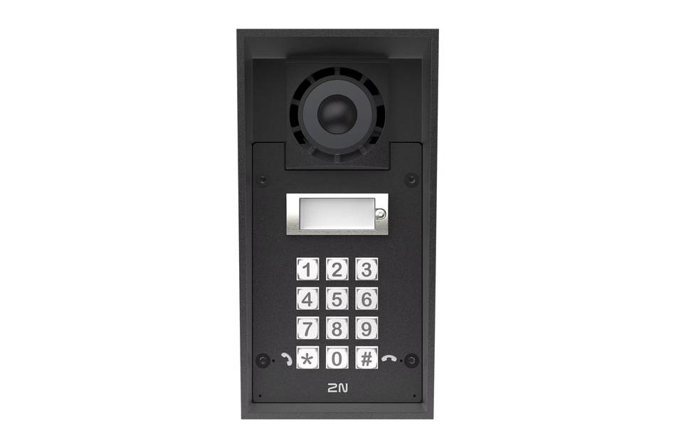 Schwarzes Außensprechanlage mit Lautsprecher, leeres Display und 12-Tasten-Tastatur auf weißem Hintergrund.