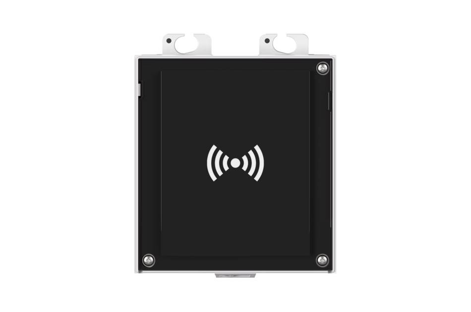 Schwarzes elektronisches Modul mit einem Wireless-/NFC-Kontaktlos-Symbol auf der Vorderseite, isoliert auf weißem Hintergrund dargestellt.