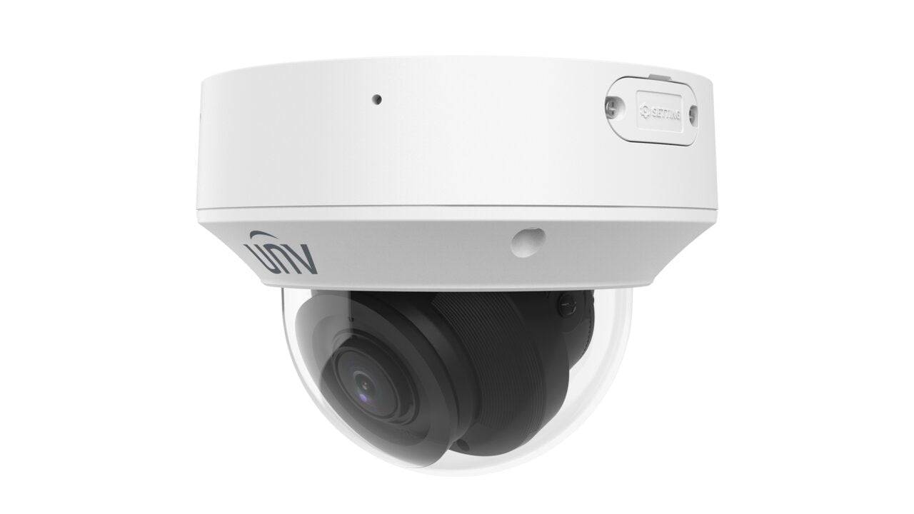 Dome-Überwachungskamera mit transparentem Schutzgehäuse und sichtbarem Objektiv, montiert zur Überwachung im Innen- oder Außenbereich.