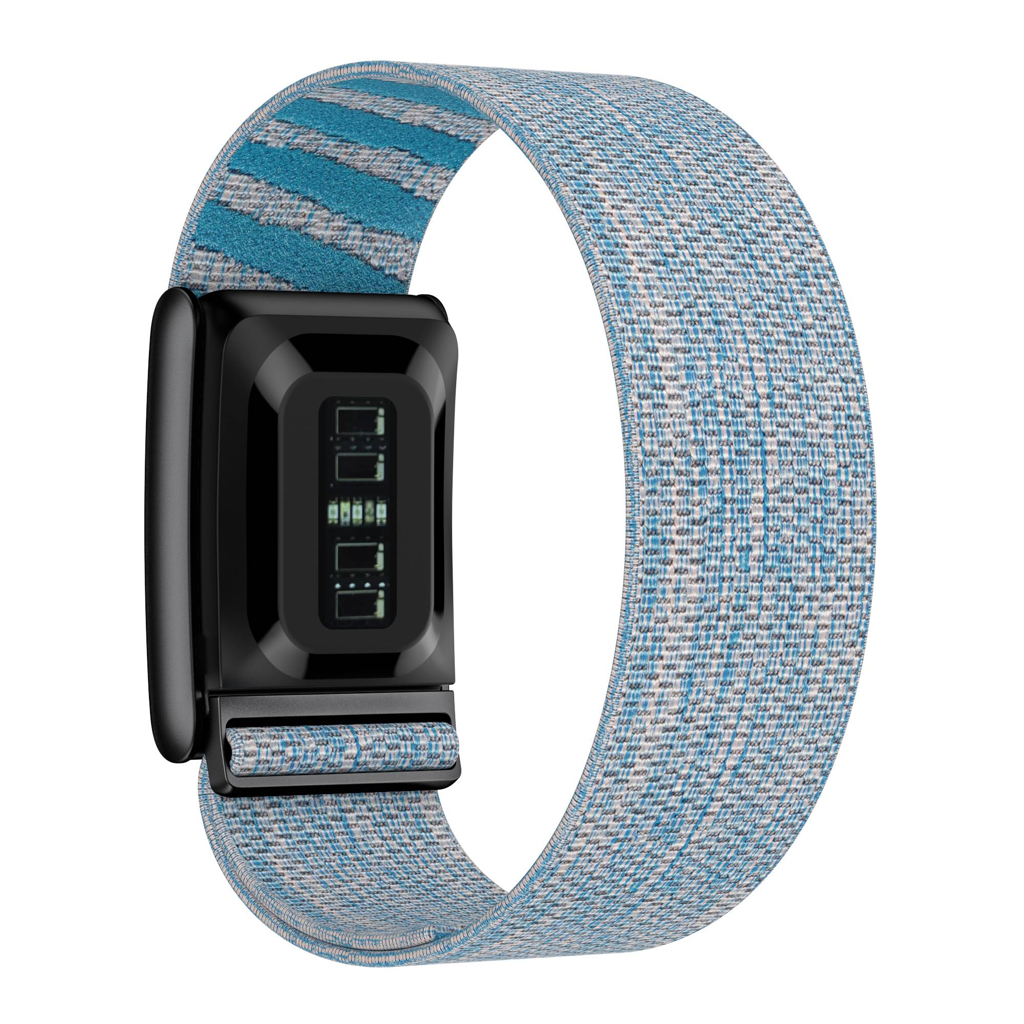 Eine schwarze rechteckige Smartwatch mit einem gemusterten blaugrauen Stoffarmband, gezeigt auf weißem Hintergrund.