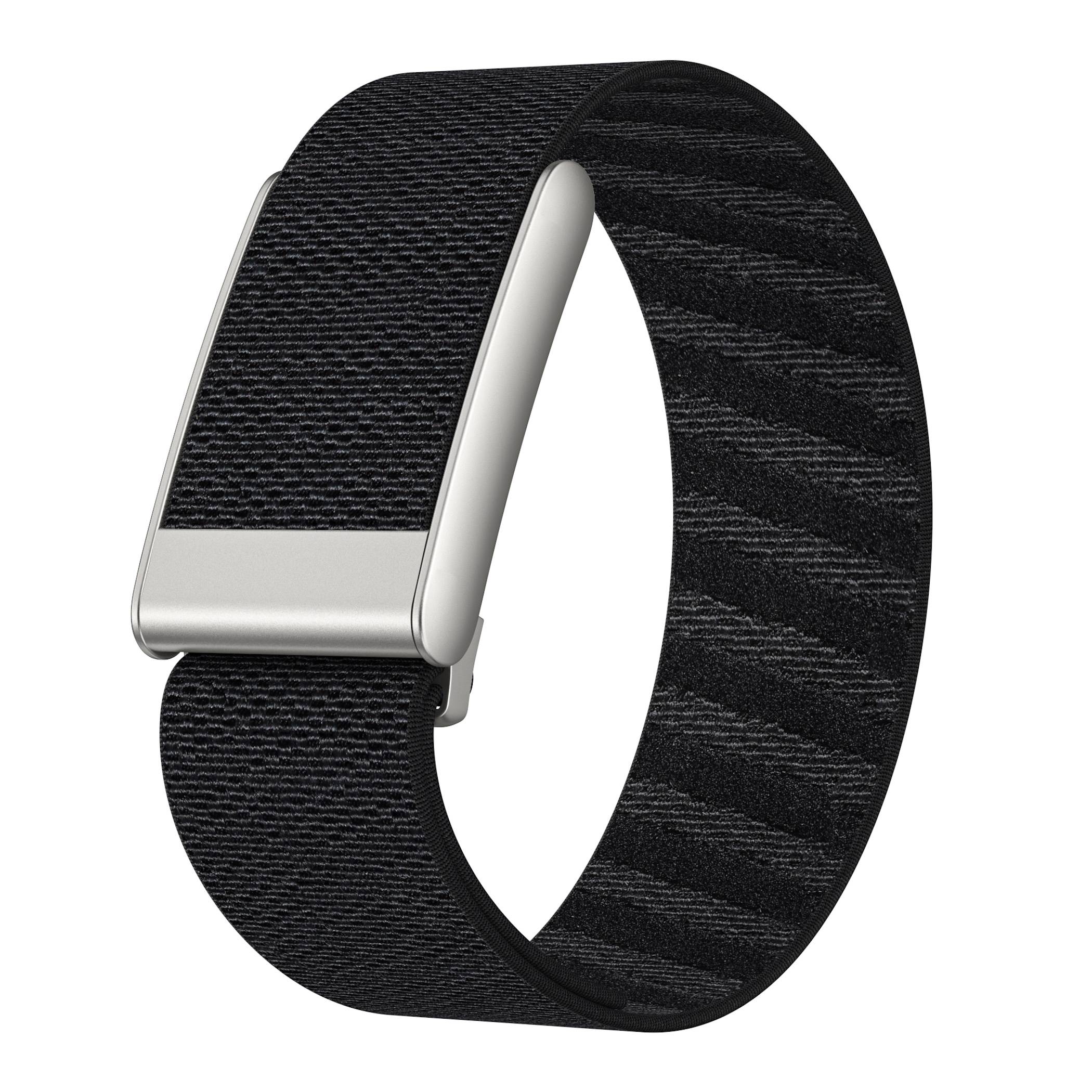 Schwarzes gewebtes Stoff-Armband mit Schlaufe und silberner Metallschließe, isoliert auf weißem Hintergrund dargestellt.