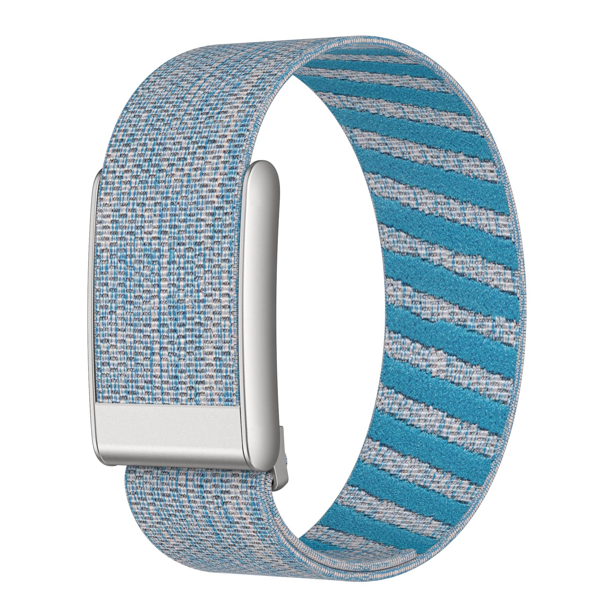 Blau-grau gewebtes Fitness-Tracker-Armband mit silberner Metallschließe, gezeigt auf einfachem weißem Hintergrund.
