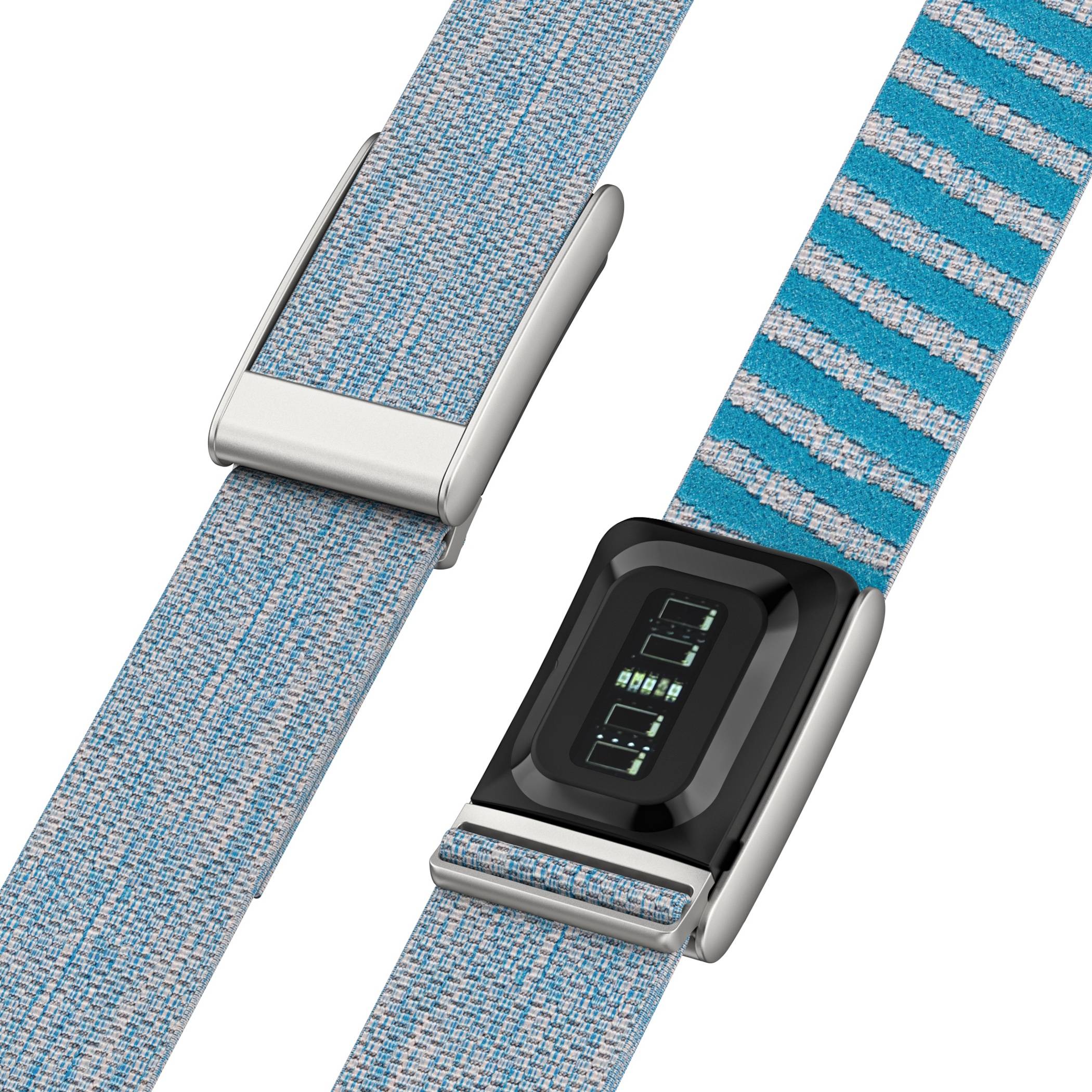 Zwei Nahaufnahmen einer digitalen Uhr auf einem gewebten blauen Armband, zeigen die silberne Schließe und das schwarze rechteckige Gehäuse mit kleinem digitalen Display.
