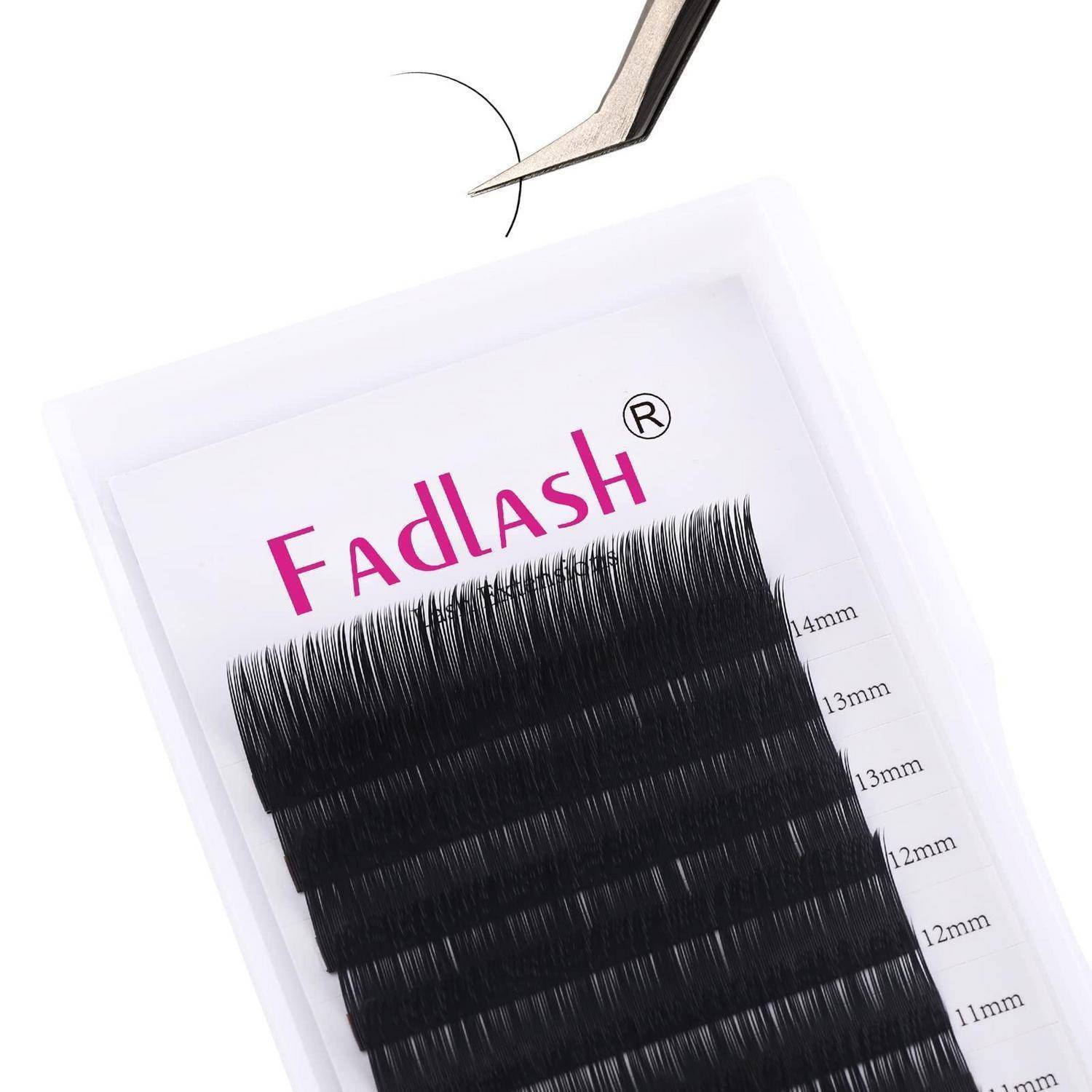 Nahaufnahme eines FadLash-Wimpernverlängerungstabletts mit schwarzen Wimpern in verschiedenen Längen, dargestellt mit Pinzetten zur Anwendung.