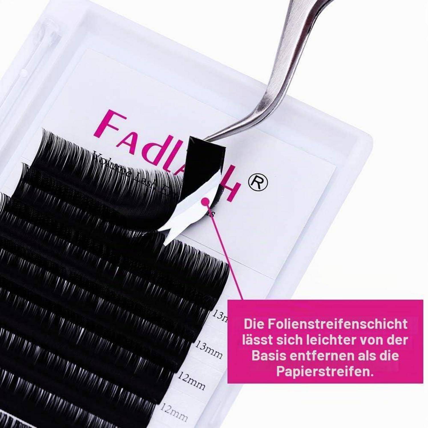 Mit einer Pinzette wird ein schwarzer Wimpernverlängerungsstreifen von einer Rückseite mit der Bezeichnung 