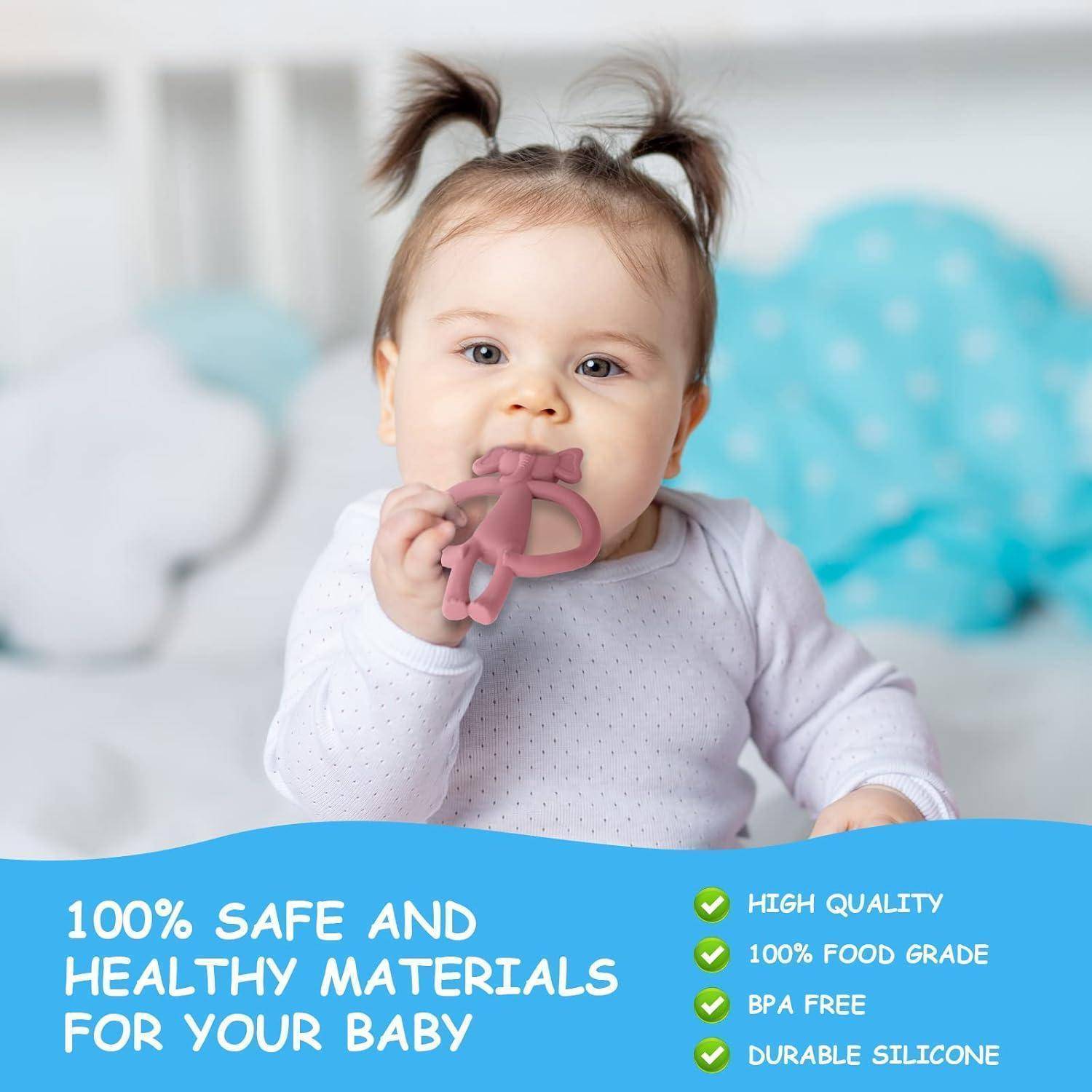 Baby mit Zöpfen, das einen rosa Silikonbeißring kaut; Text sagt „100% SICHERE UND GESUNDE MATERIALIEN FÜR IHR BABY