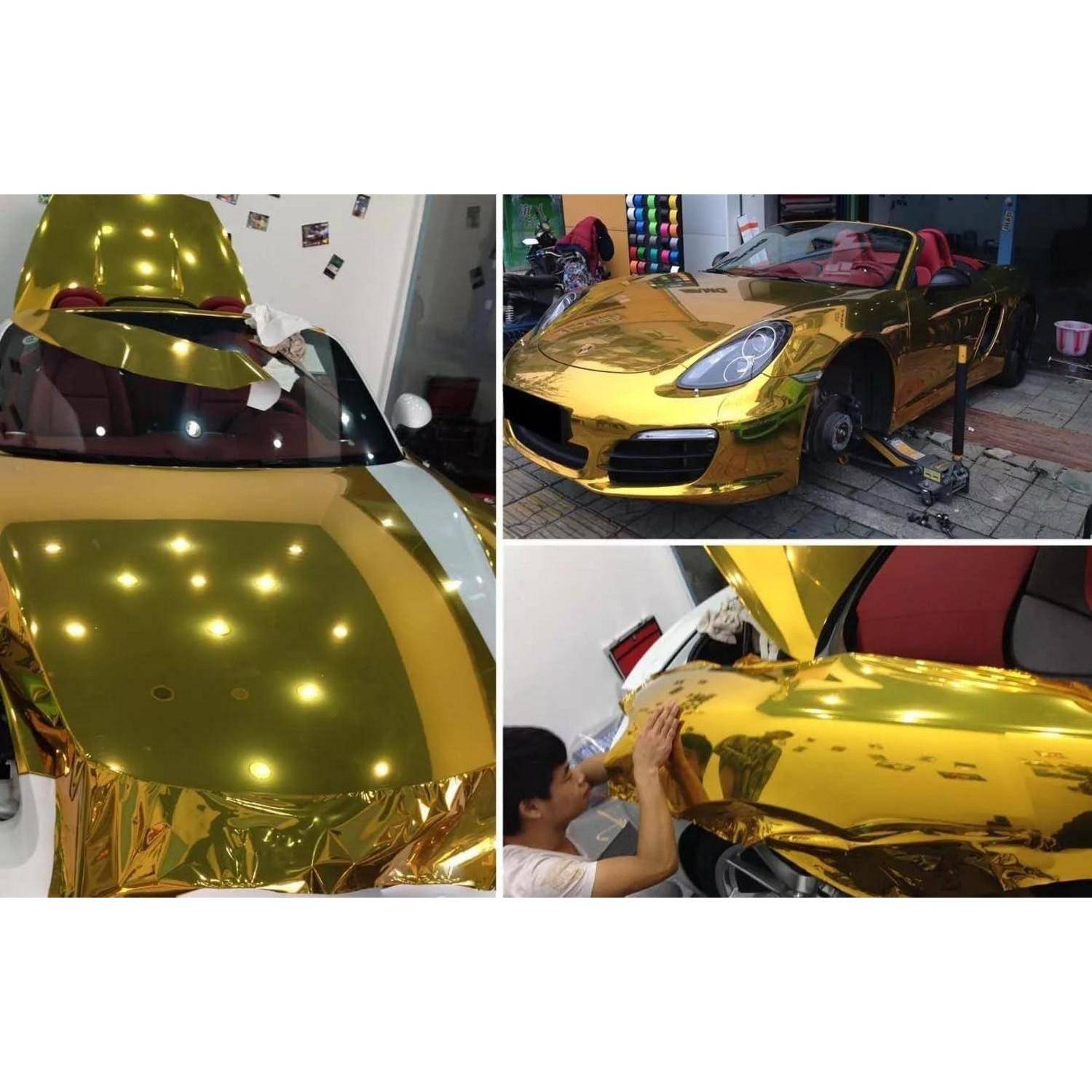 Collage eines Sportwagens, der in glänzende goldene Folie eingewickelt wird, zeigt die Motorhaube, die Außenseite und einen Arbeiter, der die Folie glättet.
