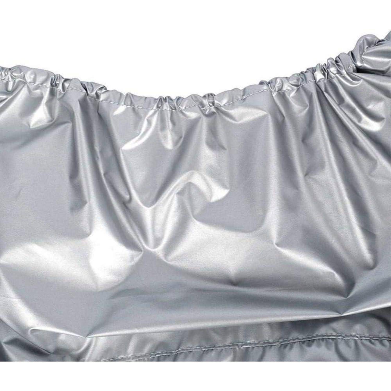 Nahaufnahme eines silbernen Satin- oder Metallic-Stoffes mit elastischen Nähten an den oberen und unteren Kanten.