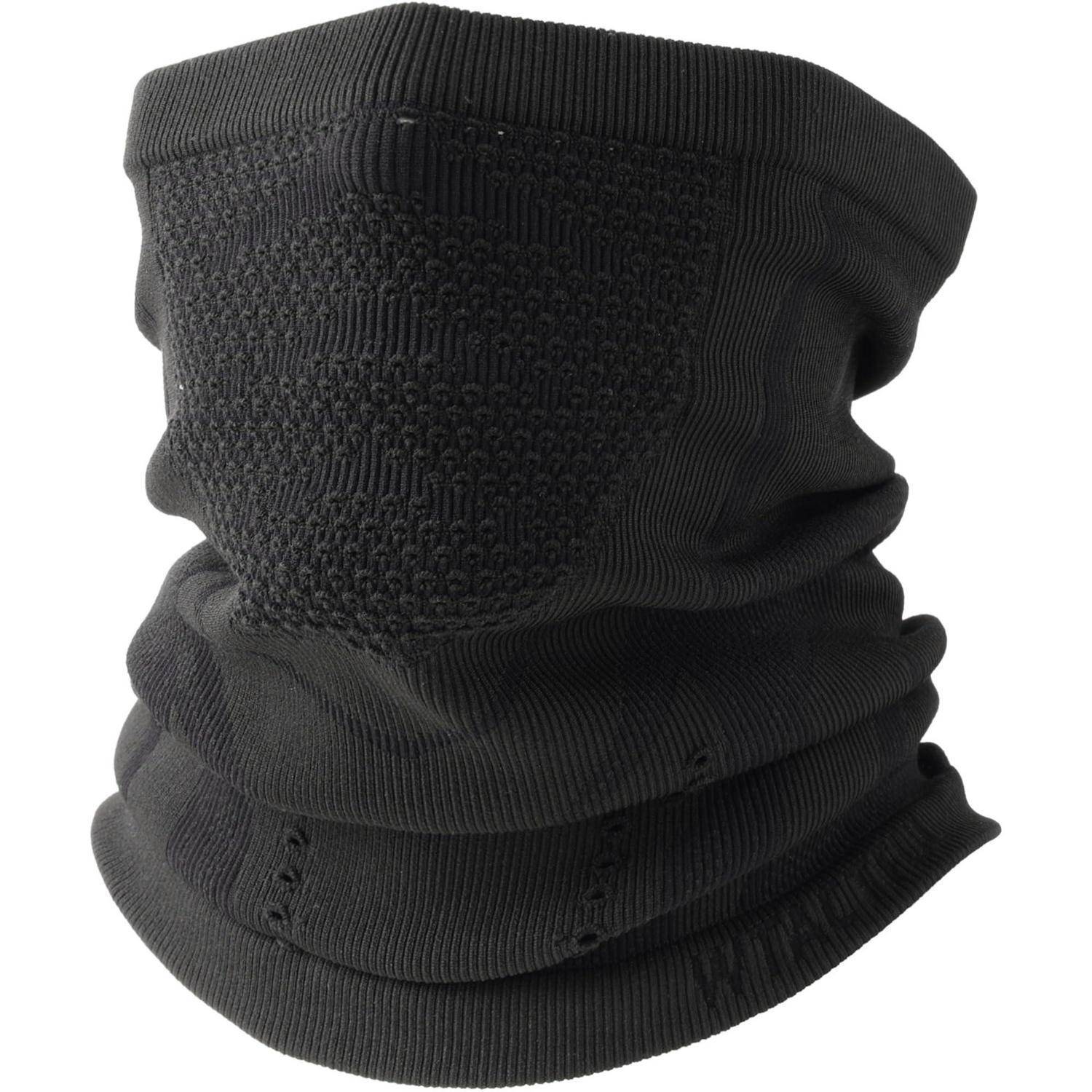 Schwarzer gestrickter Halswärmer oder Sturmhaube auf einfachem weißem Hintergrund.