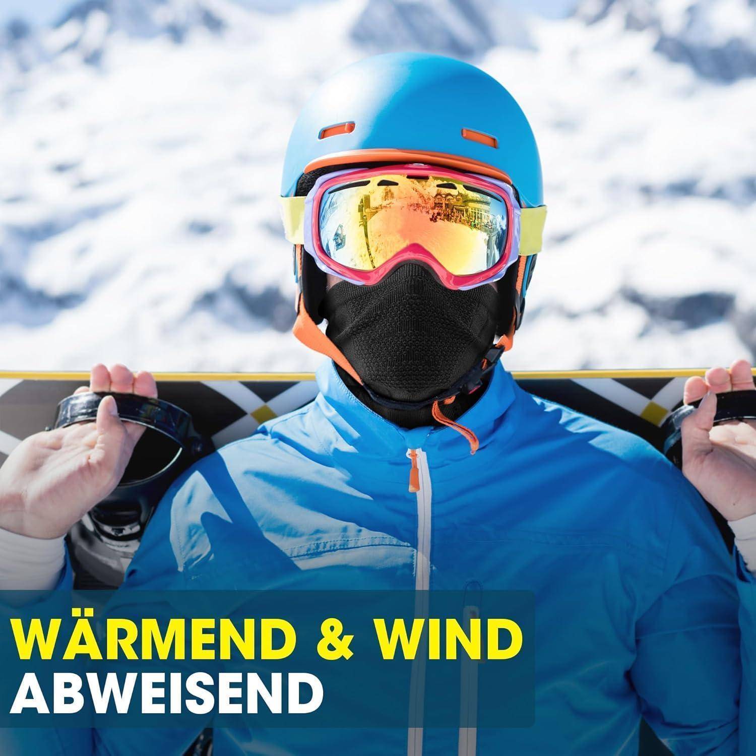 Maskierter Skifahrer in blauer Jacke und Helm mit Schutzbrille hält Skier; fettgedruckter Text lautet „WÄRMEND & WINDABWEISEND