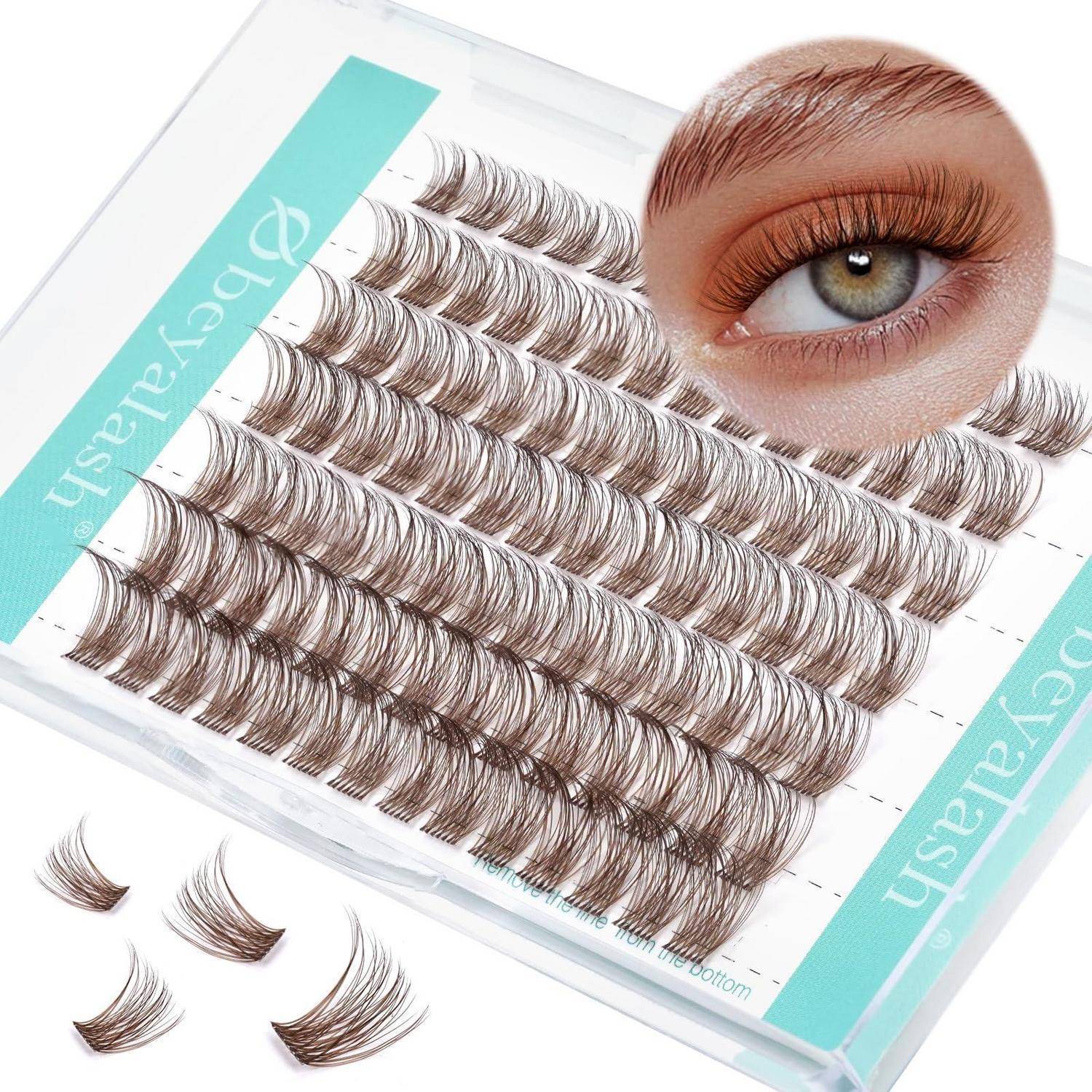 Packung mit falschen Wimpernbüscheln auf einem Displaytablett mit einer Augeneinblendung, die die aufgetragenen Wimpern für einen volleren Look zeigt.