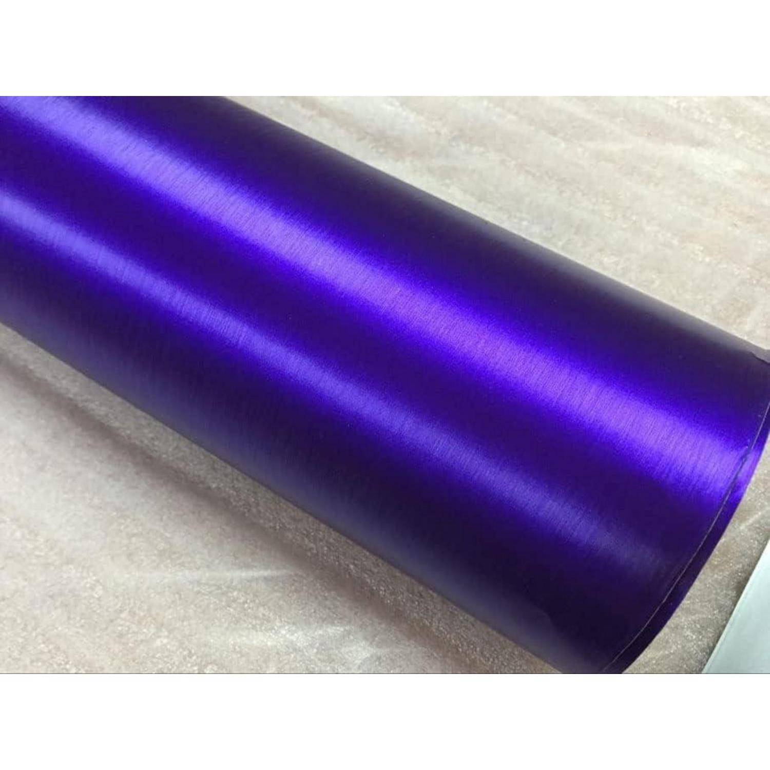 Eine glänzende metallische purpurrote Vinyl-Rolle, die diagonal auf einer hellen Oberfläche liegt.