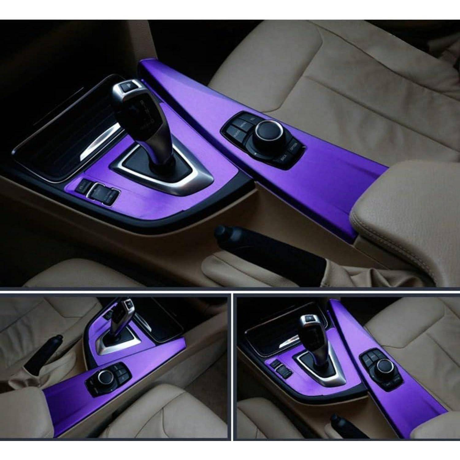 Collage eines Autoinnenraums mit einer violetten Mittelkonsole mit Schaltknüppel und Bedienrad zwischen beigen Sitzen aus verschiedenen Blickwinkeln.