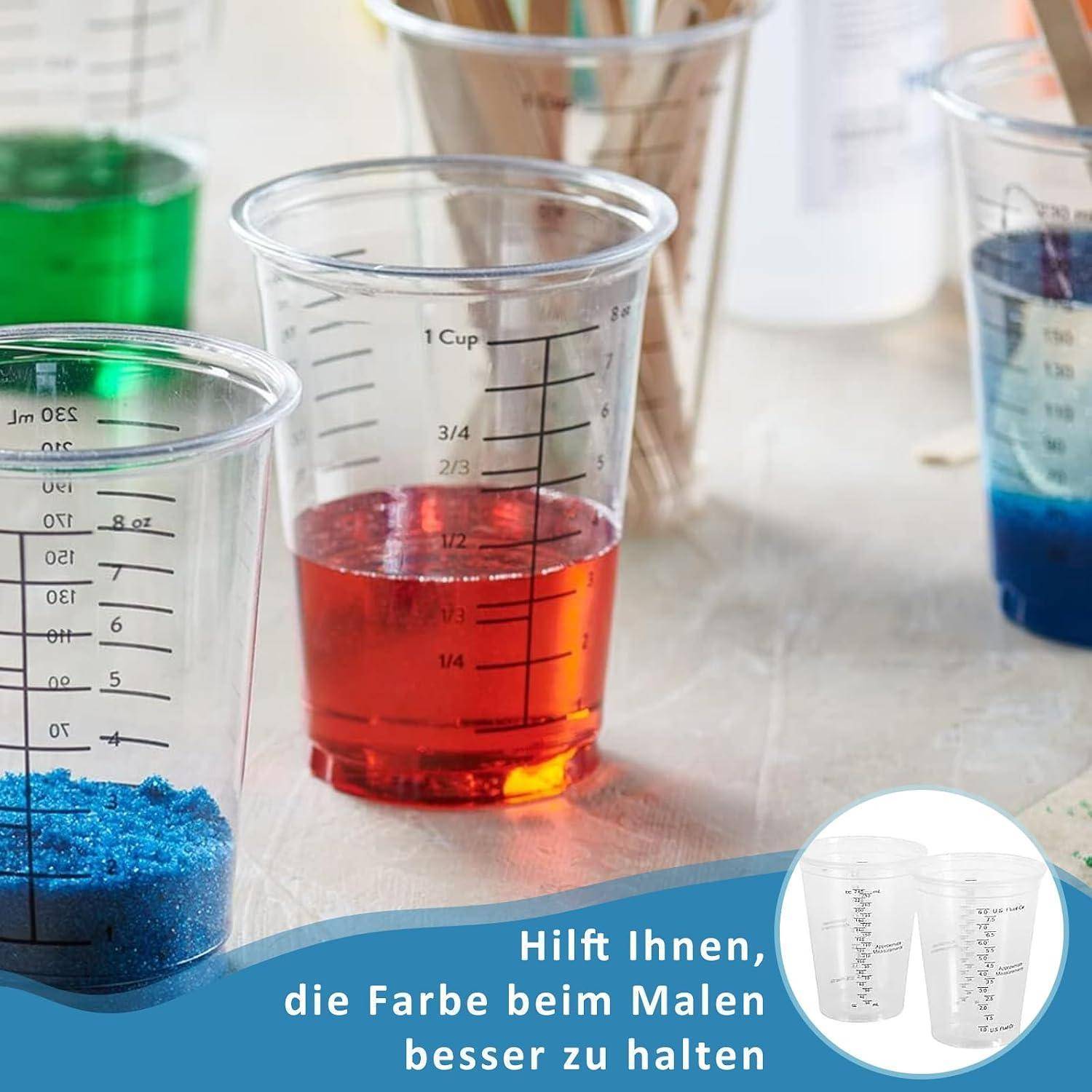 Farbige Messbecherei mit farbenartigen Flüssigkeiten und Körnern, die zeigt, wie die Becher beim Malen helfen, die Farbe besser zu halten.