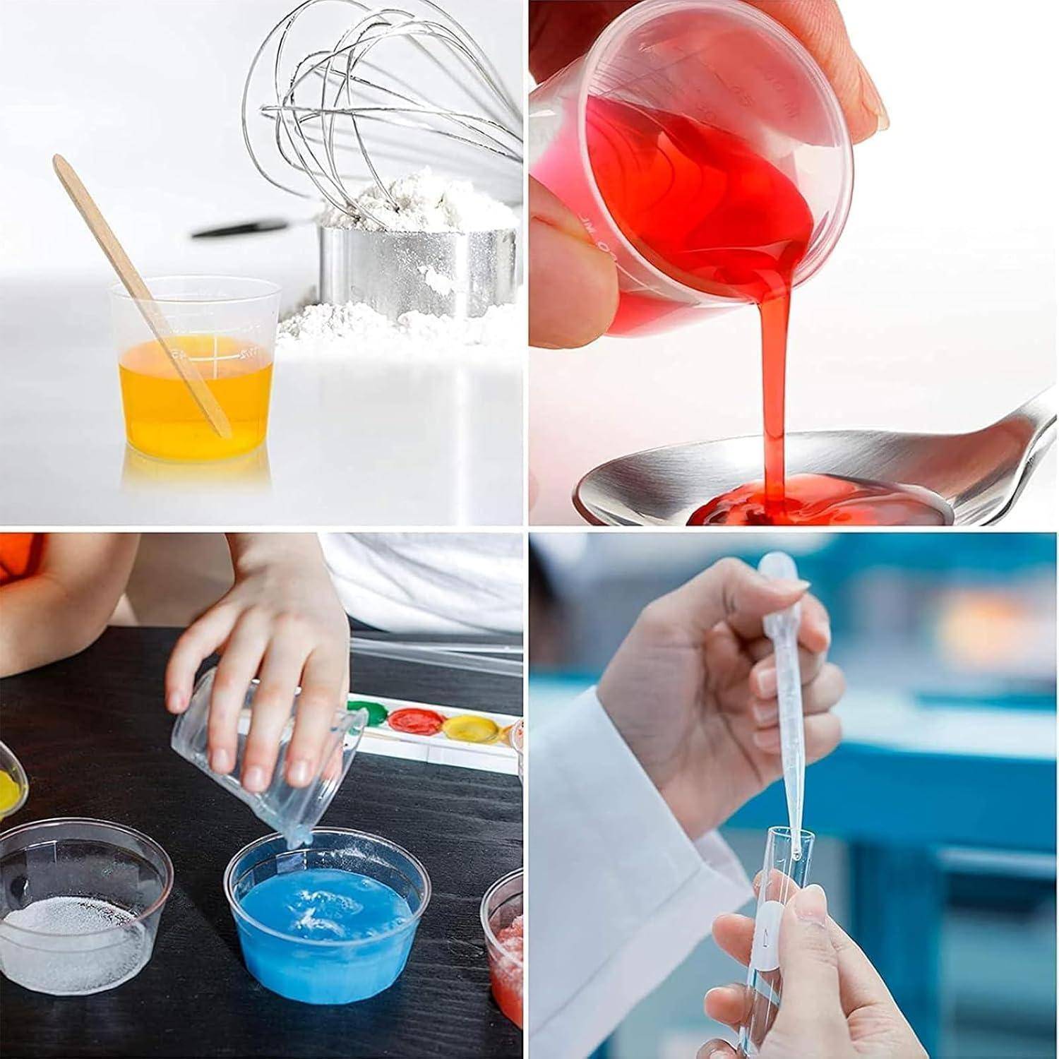 Vier-teilige Collage von Händen, die farbige Flüssigkeiten in Bechern und einem Reagenzglas mischen und gießen, was auf ein Laborexperiment oder eine chemische Demonstration hindeutet.