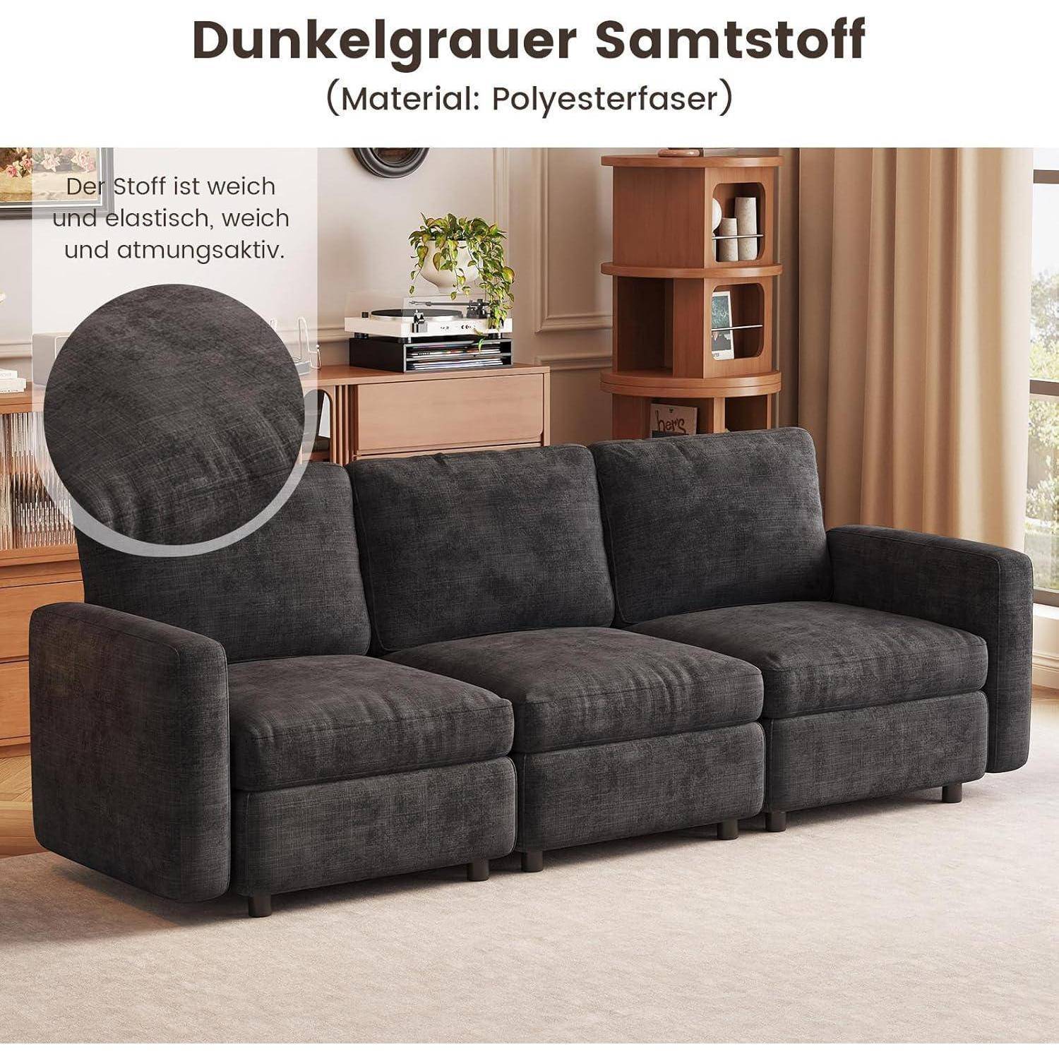 Dunkelgrau Dreisitzer-Sofa mit weichem Polyesterstoff, gezeigt in einem Wohnzimmer; Text sagt, dass das Material weich, elastisch und atmungsaktiv ist.