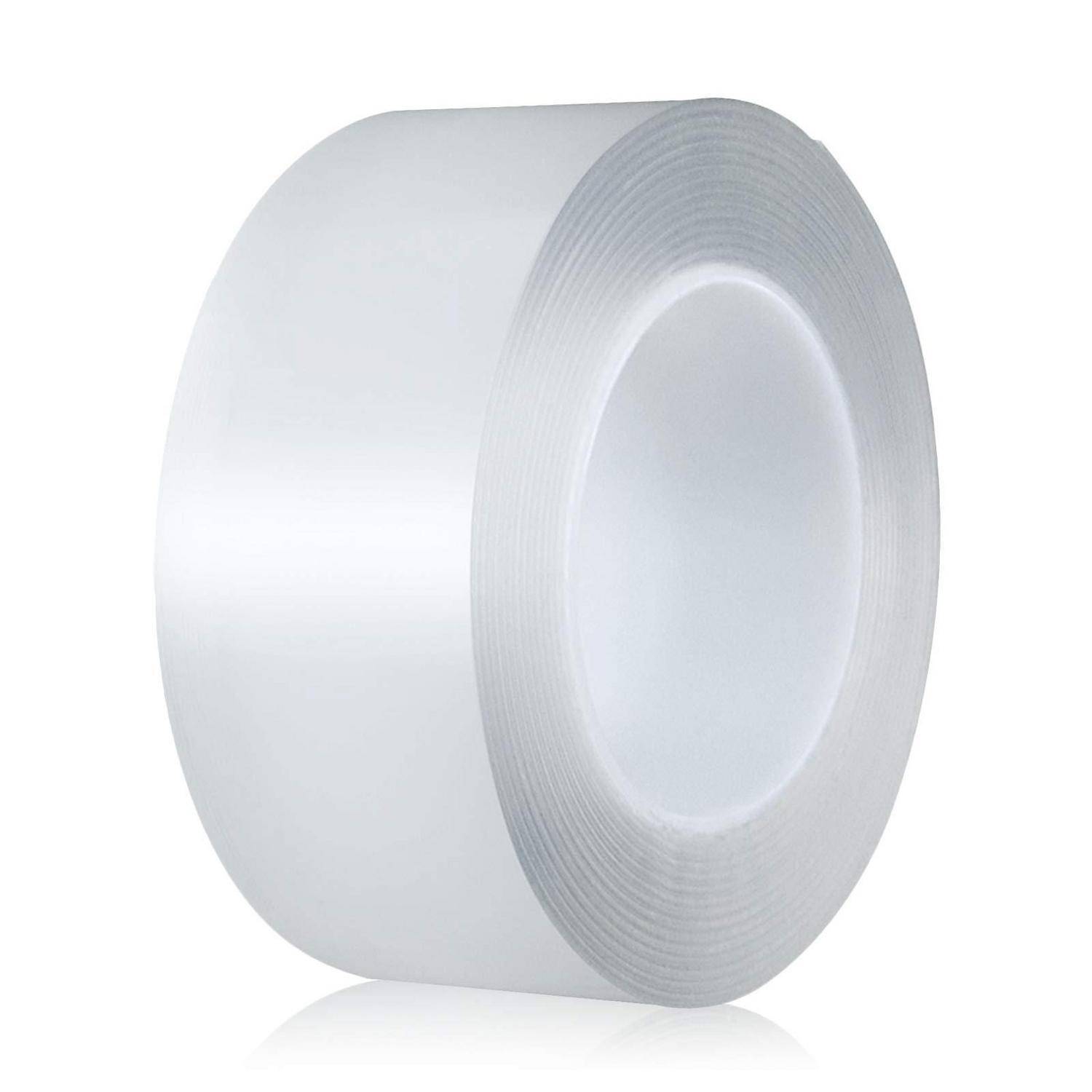 Eine Rolle weißes Klebeband gegen einen einfachen Hintergrund.