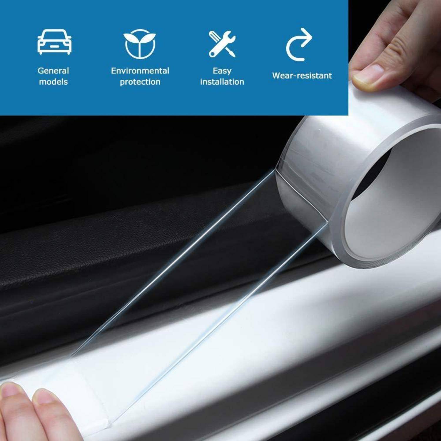 Hände bringen durchsichtige Schutzfolie auf eine Autotürschwelle auf, mit Symbolen, die allgemeine Verwendung, Umweltschutz, einfache Installation und Verschleißbeständigkeit hervorheben.