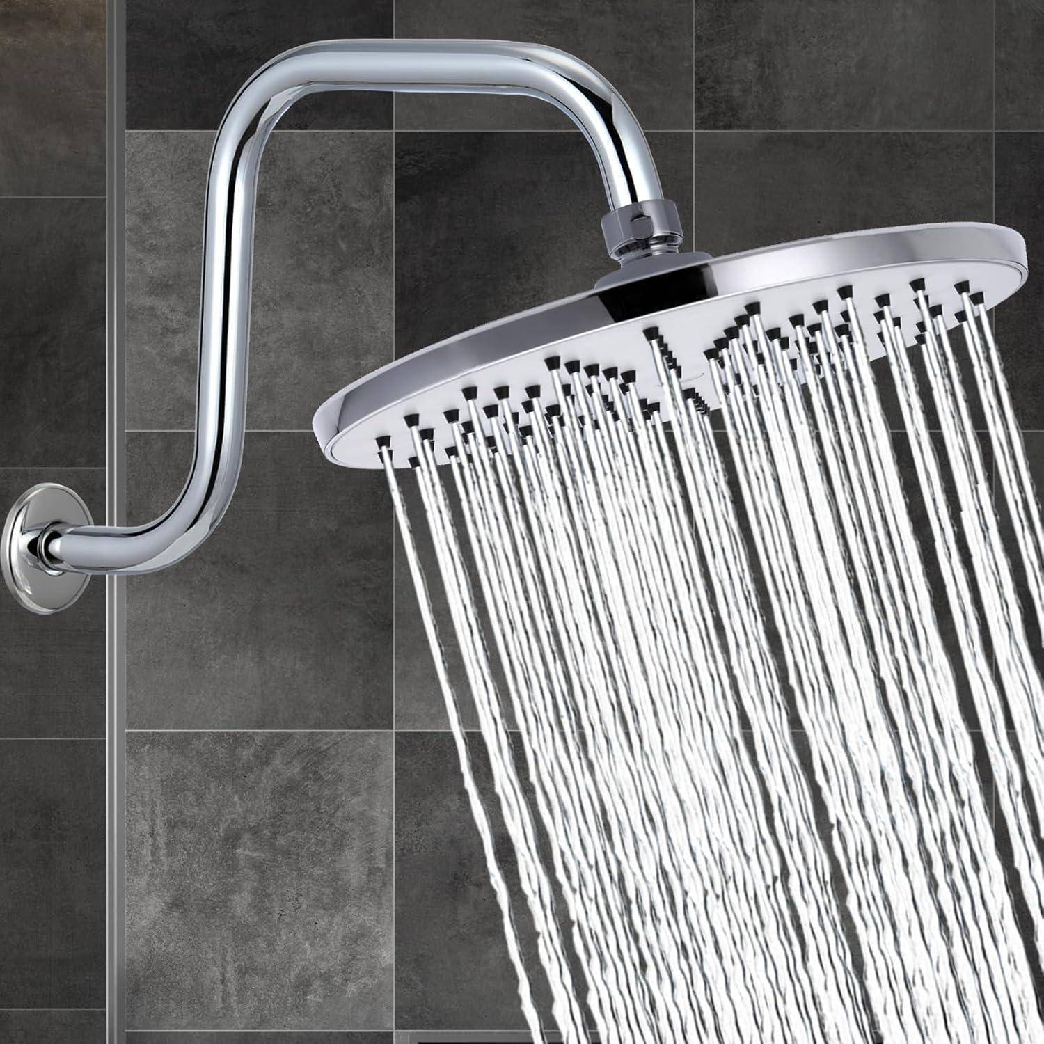 Chrome-Duschkopf mit Regenfalleffekt an einer gefliesten Badezimmerwand montiert, der viele Wasserstrahlen nach unten spritzt.