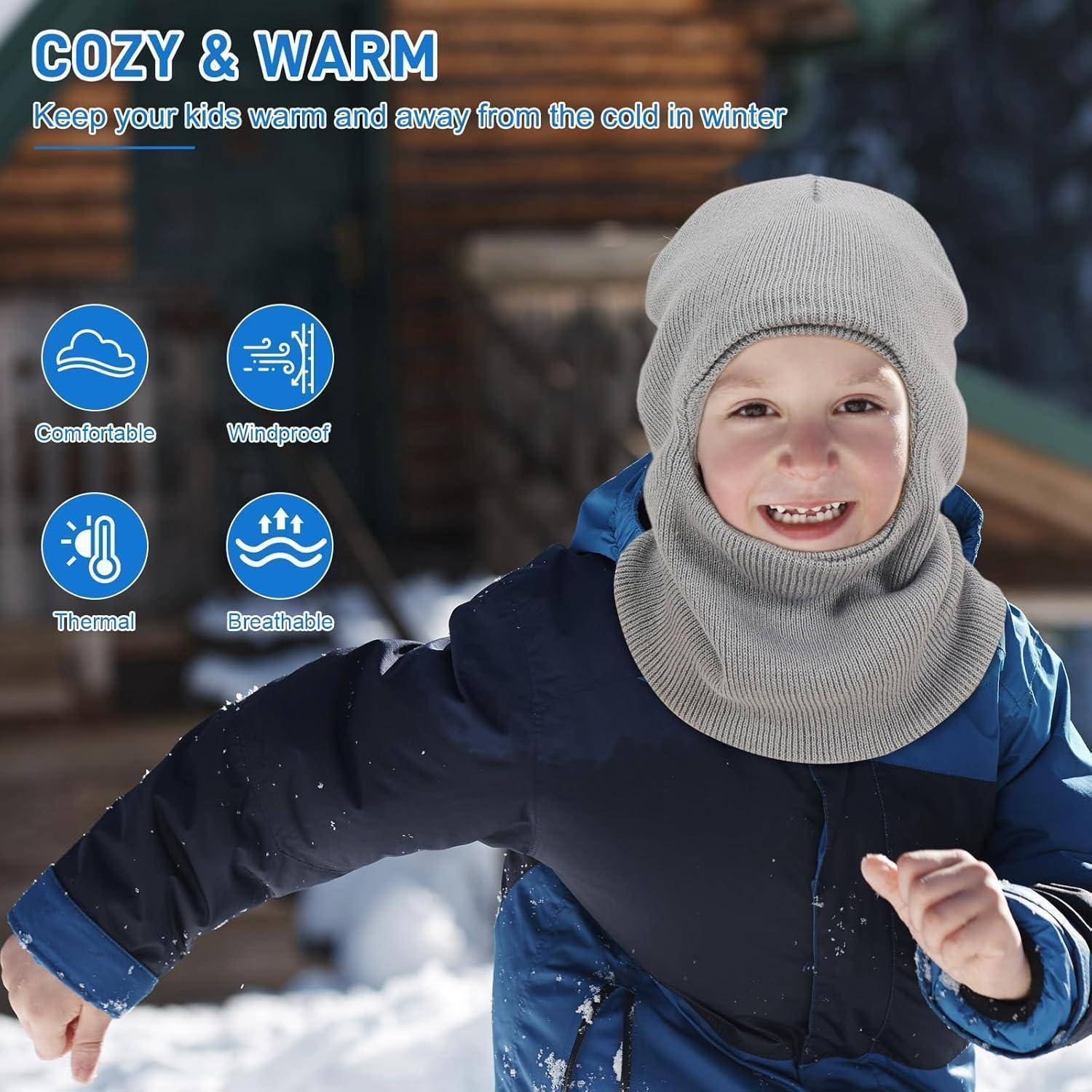 Lachendes Kind in Wintermütze und Gesichtsmaske im Freien, mit Text „GEMÜTLICH & WARM