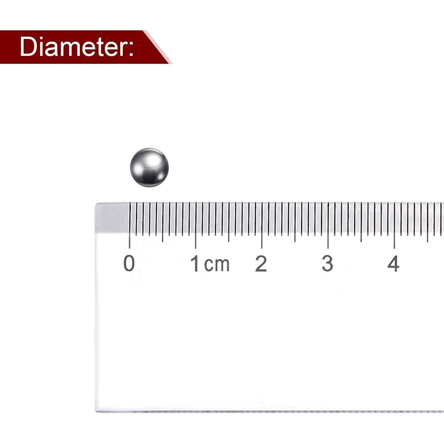 Kleine Metallkugel über einem Lineal, die die Durchmessermessung in Zentimetern veranschaulicht.