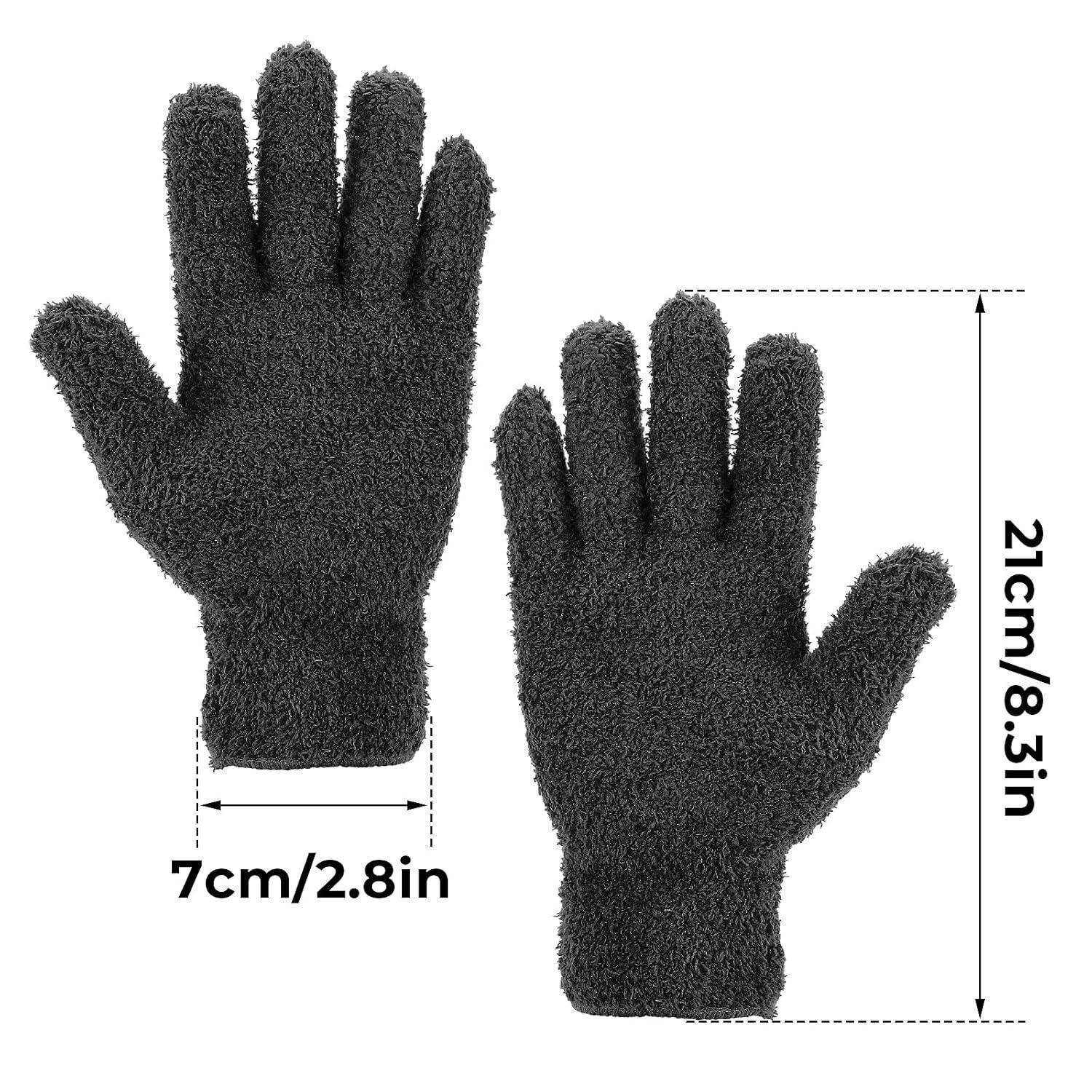 Schwarze flauschige Handschuhe von vorne und hinten gezeigt mit Größenetiketten: 21 cm/8,3 Zoll lang und 7 cm/2,8 Zoll breit.