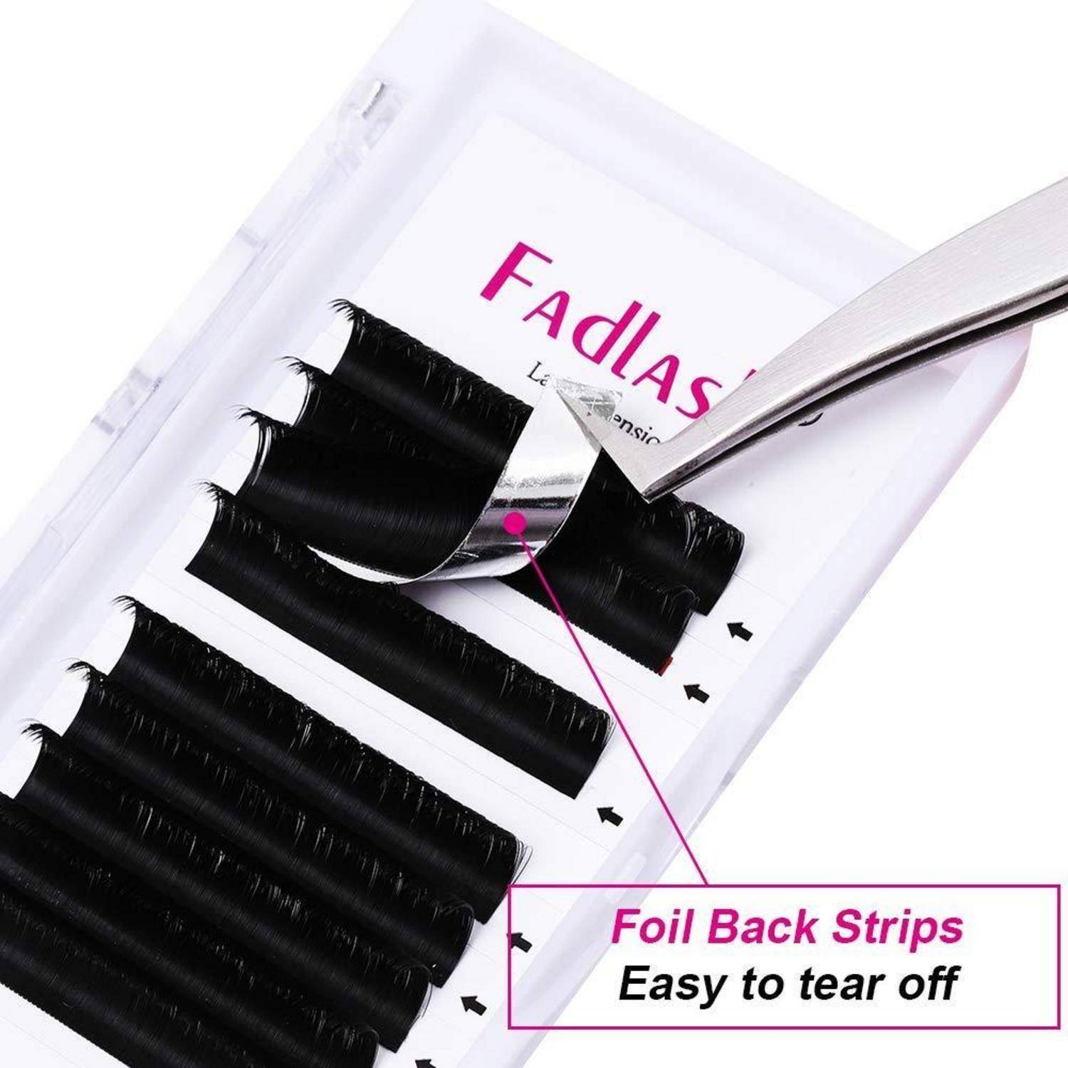 Eine Pinzette zieht einen schwarzen Wimpernverlängerungsstreifen aus einer Verpackung mit „Foil Back Strips