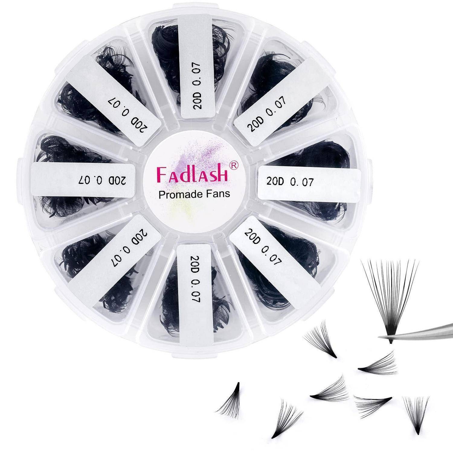 Rundliches Kunststoffgehäuse von FadLash 'Promade Fans' Wimpernverlängerungen, unterteilt in gekennzeichnete Fächer mit einzelnen Wimpernfächern daneben.