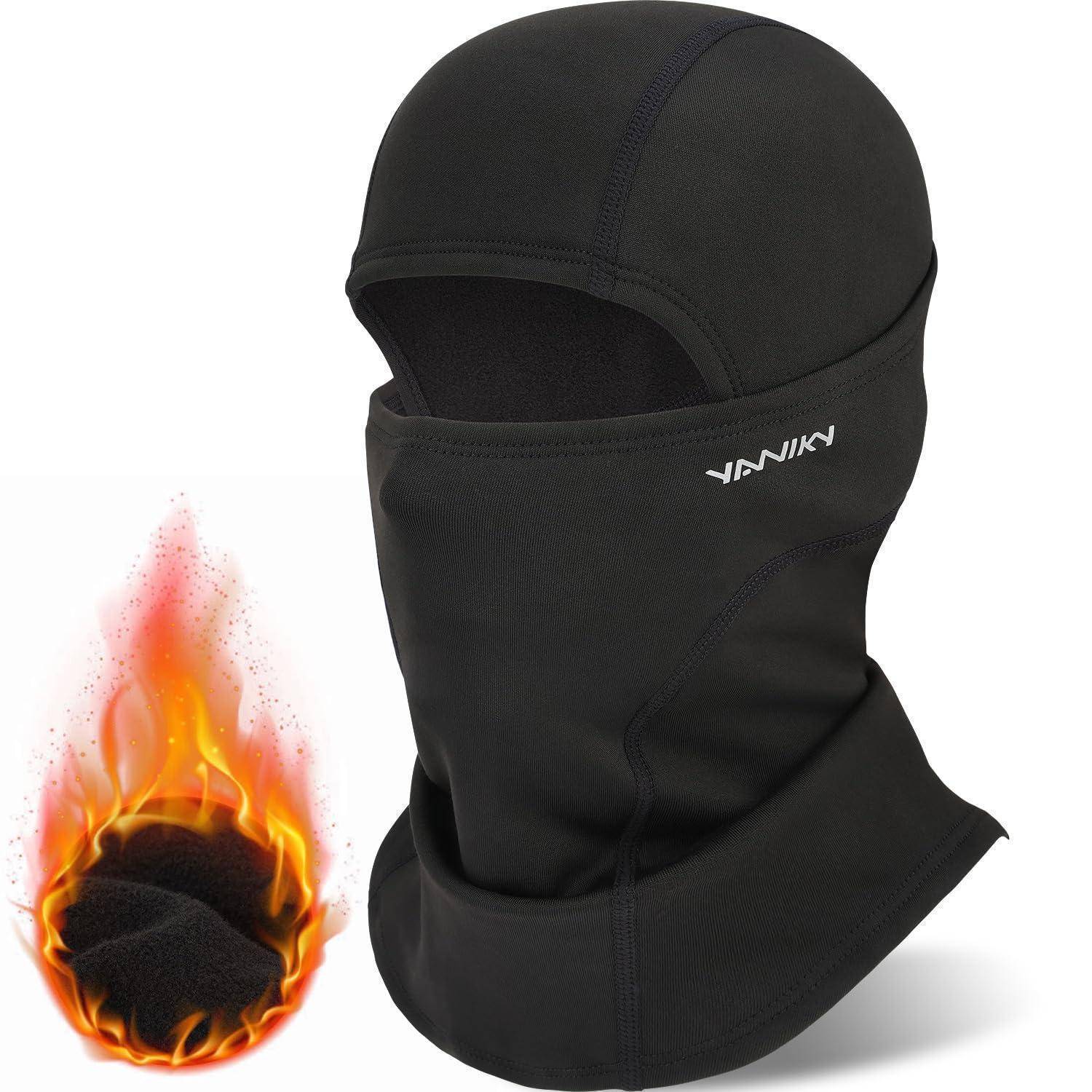 Schwarze Sturmhaube mit vollständiger Gesichtsbedeckung und Markenlogo, dargestellt neben einem brennenden Flammensymbol, das Feuerbeständigkeit oder Wärmeeigenschaften andeutet.