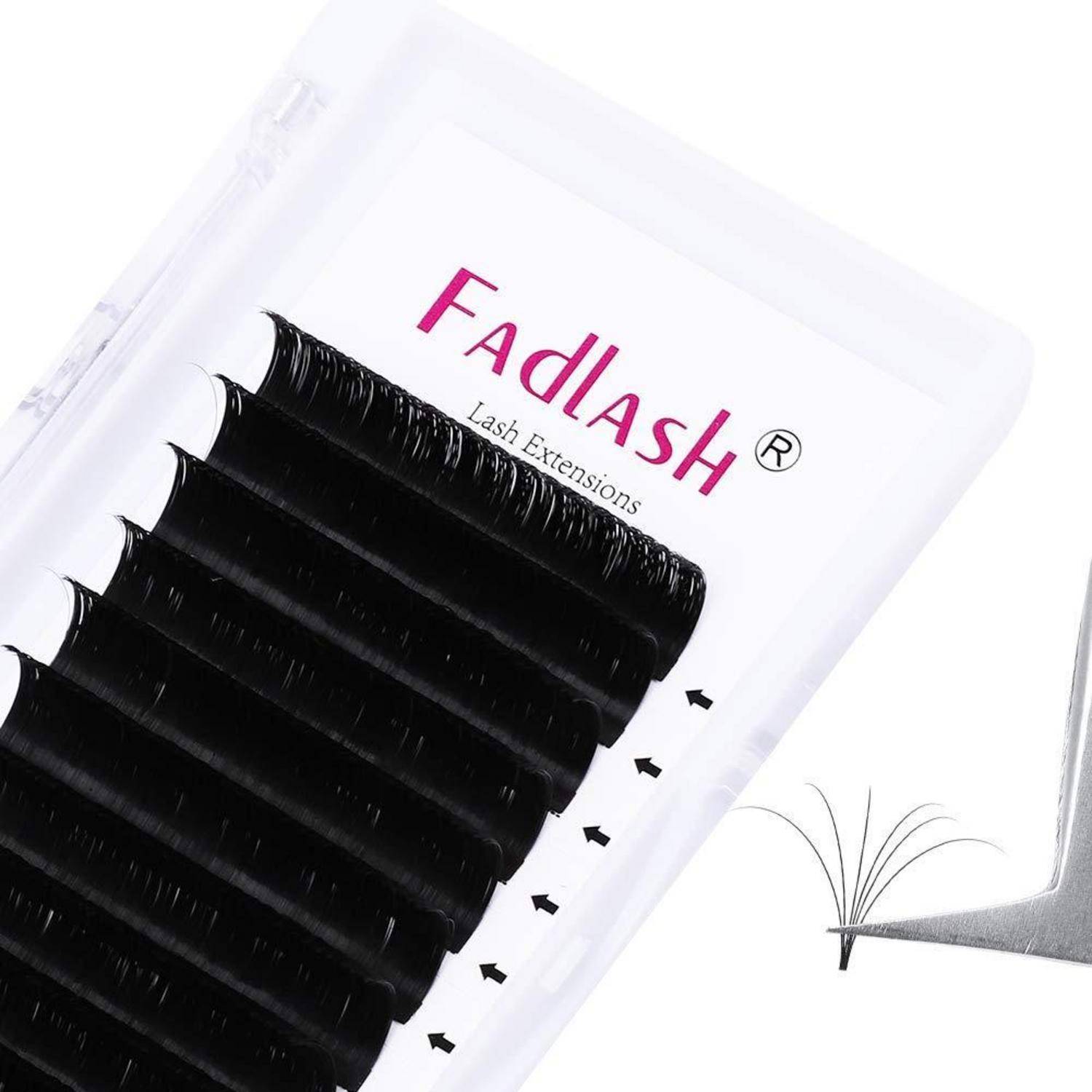 Nahaufnahme eines Fadlash-Wimpernverlängerungen-Tabletts mit schwarzen Wimpernstreifen und einer Pinzette, die eine einzelne Wimper aus dem Tablett entfernt.