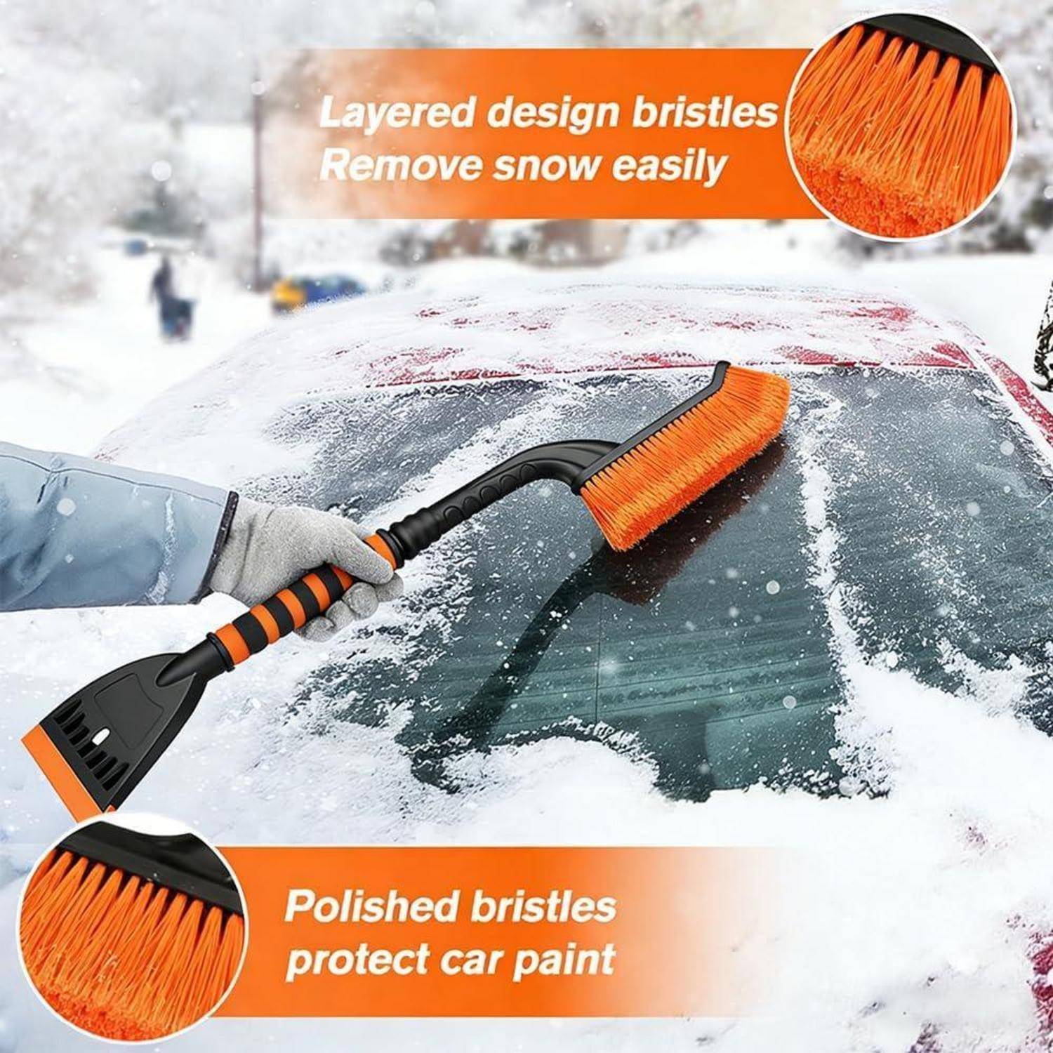 Behandschuhte Hand benutzt eine orangefarbene Schneebürste, um Schnee von einer Autoscheibe zu entfernen; eingefügter Text besagt, dass mehrschichtige Borsten Schnee leicht entfernen und polierte Borsten die Farbe schützen.