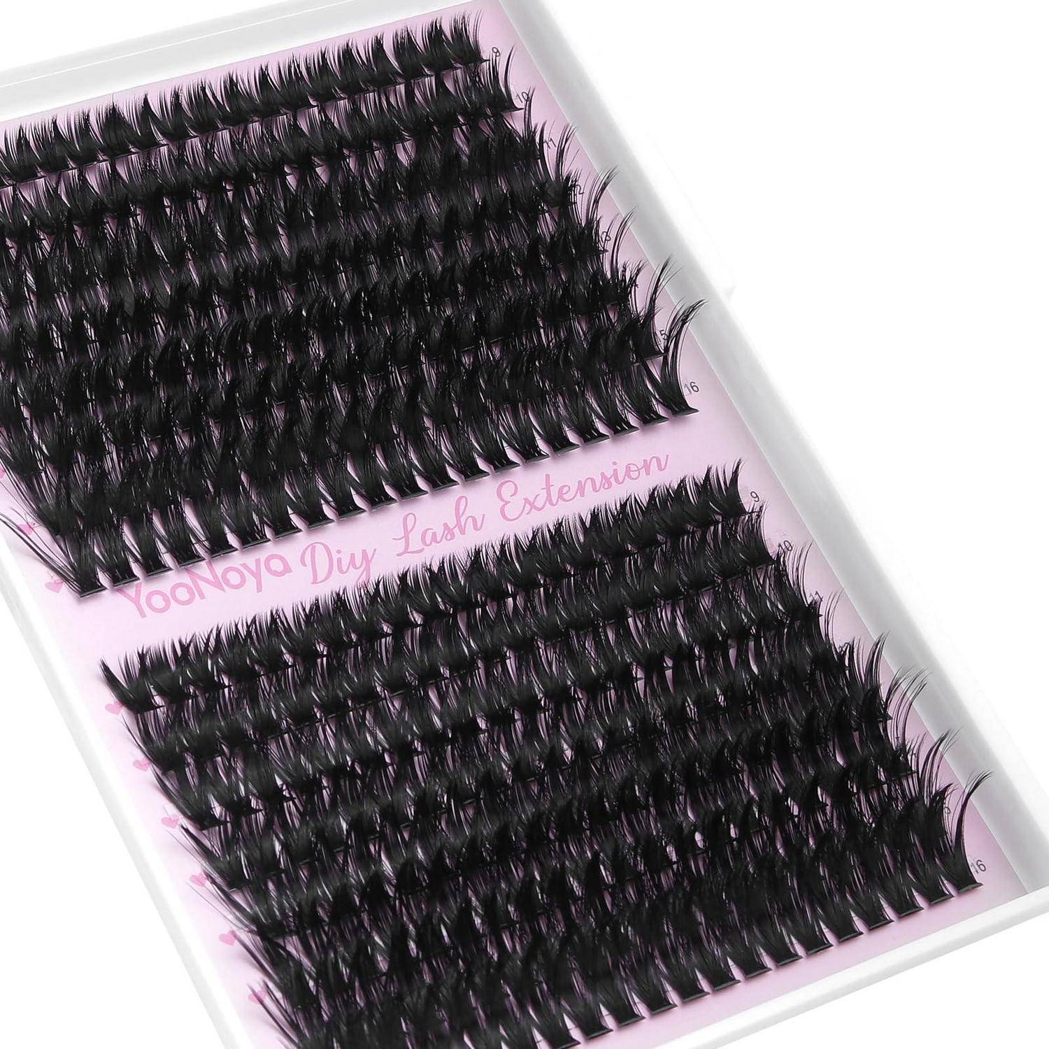 Zwei Tabletts mit schwarzen künstlichen Wimpernverlängerungen auf rosa Untergrund mit der Bezeichnung „YooNoya Diy Lash Extension