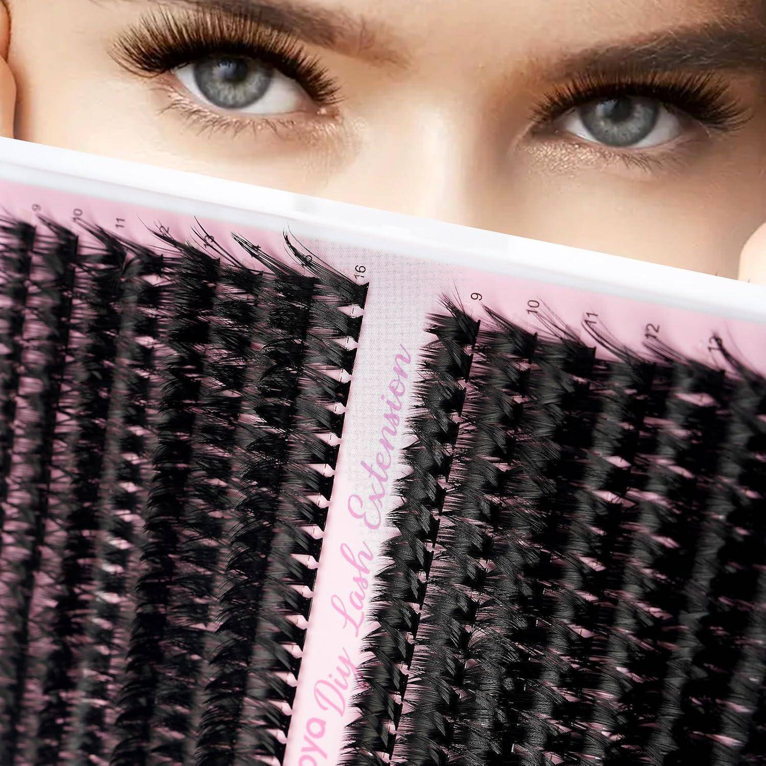 Nahaufnahme der Augen einer Frau, die über ein rosafarbenes Tablett mit Wimpernverlängerungen schaut, auf dem Reihen von schwarzen künstlichen Wimpern angeordnet sind und nach ihrer Länge gekennzeichnet sind.