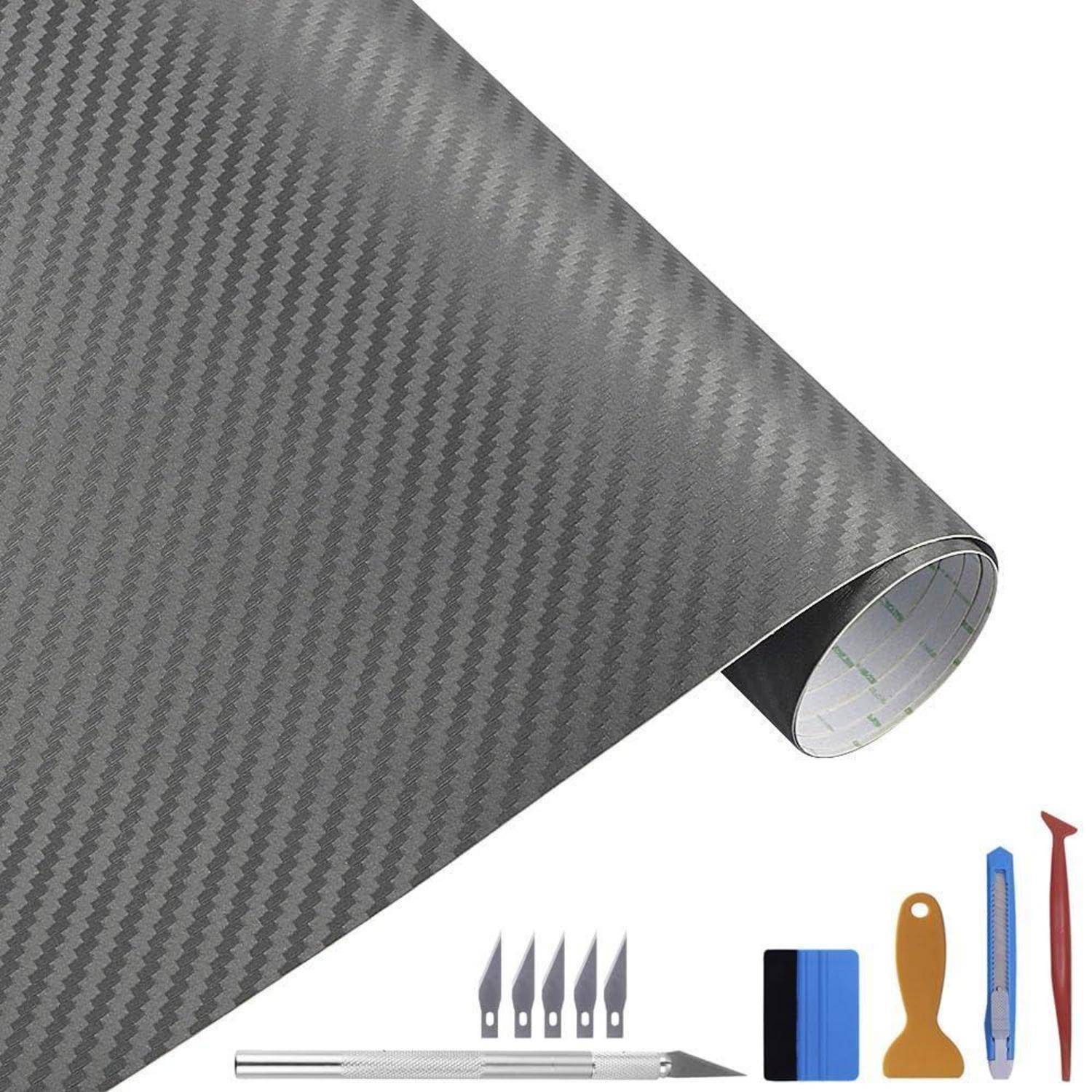 Rolle aus Kohlefaser-Vinyl-Wrap mit Werkzeugen: Universalmesser, Rakel, Kratzer und Ersatzklingen auf weißem Hintergrund.