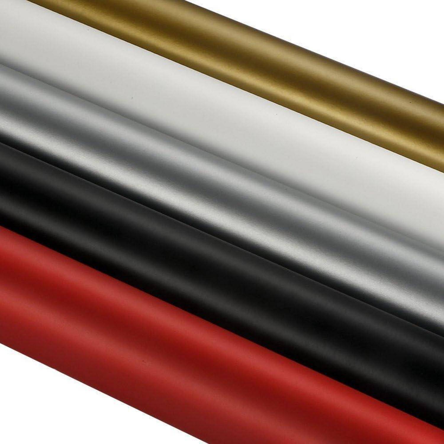 Gestapelte diagonale Metallstangen oder Rohre in Gold, Silber, Schwarz und Rot auf weißem Hintergrund.