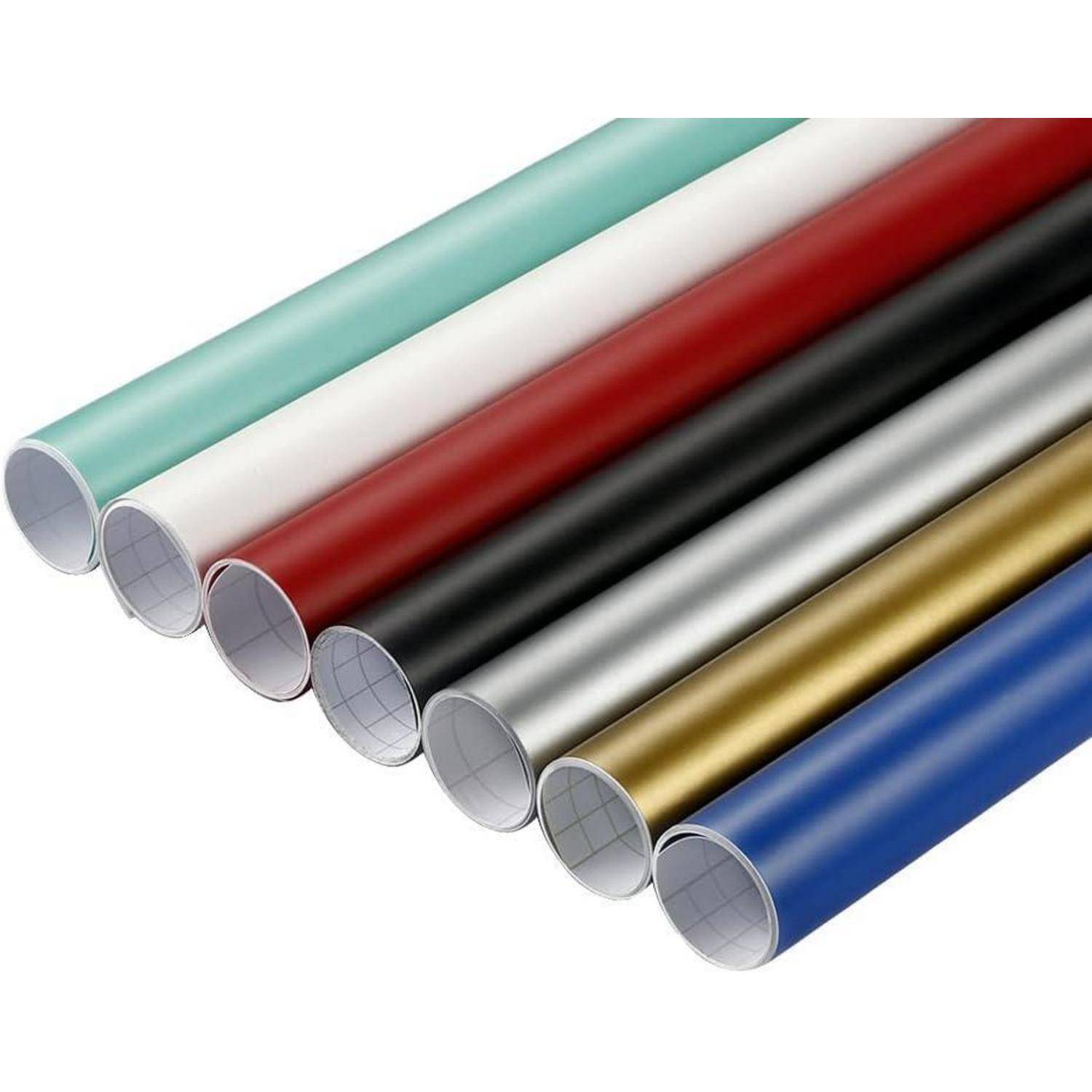 Sieben farbige zylindrische Rohre oder Rollen diagonal auf weißem Hintergrund angeordnet, darunter Blaugrün, Weiß, Rot, Schwarz, Silber, Gold und Blau.