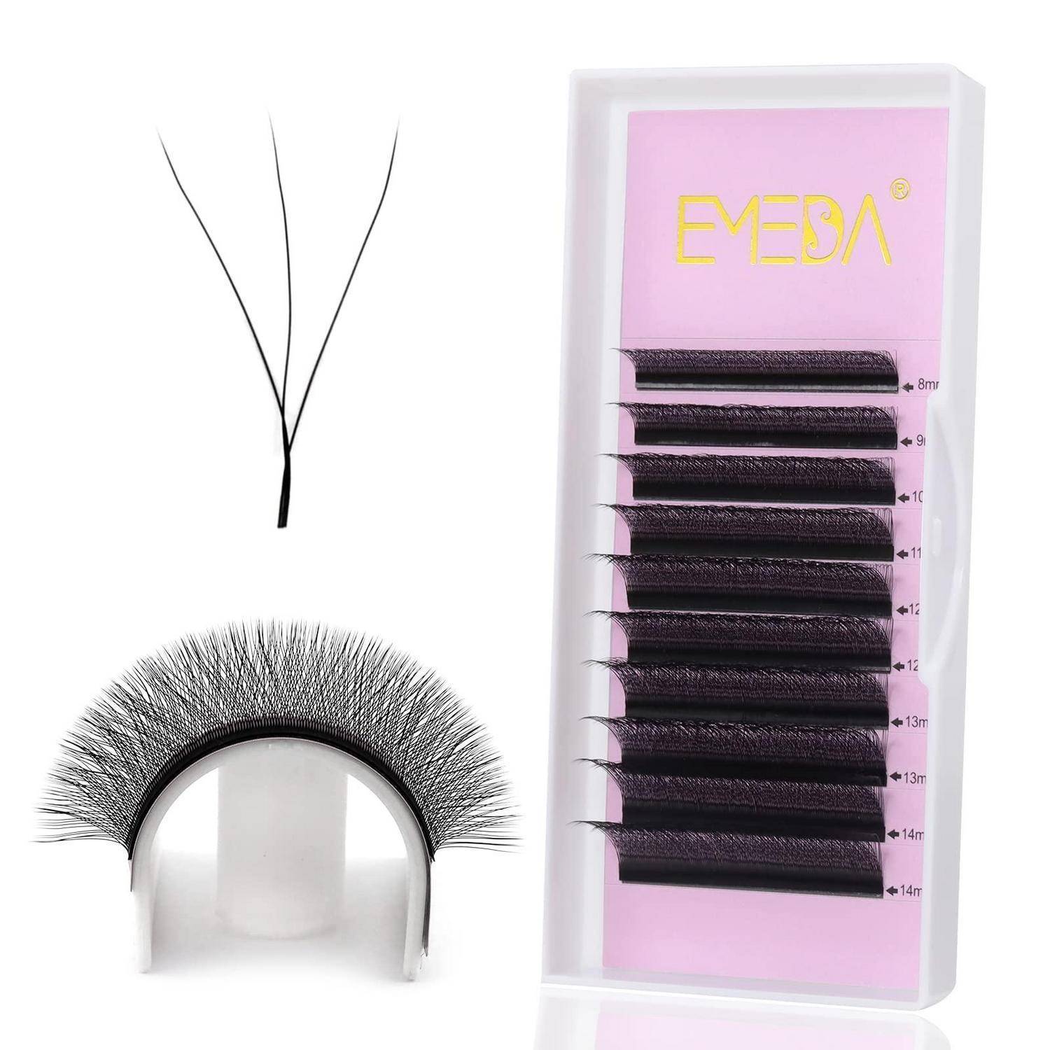 Falsches Wimpernset mit einzelnen Wimpernbüscheln, einem Wimpernstreifen und einem vollständigen falschen Wimpernband in einem durchsichtigen rosafarbenen Etui.