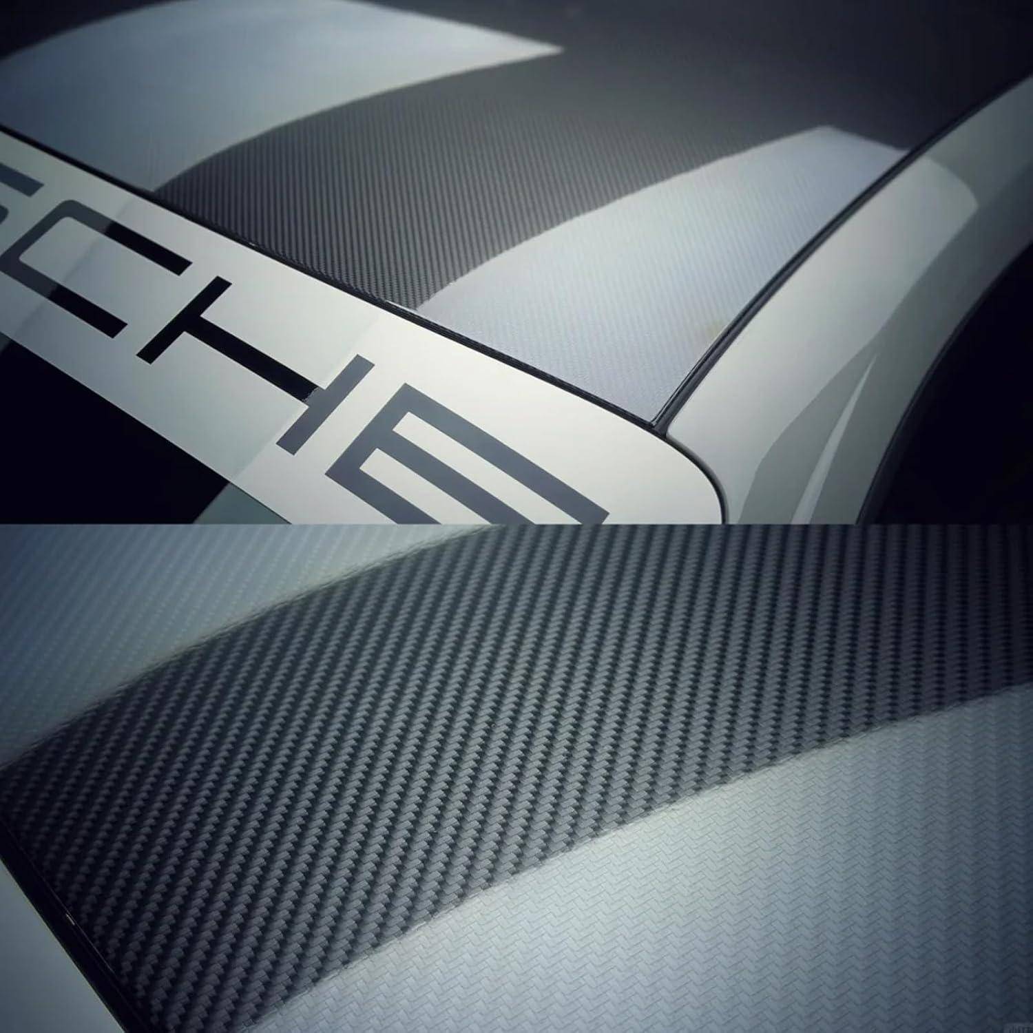 Nahaufnahme eines Porsche-Autos mit silberfarbener Lackierung und Kohlefaser-Panels, die das „PORSCHE