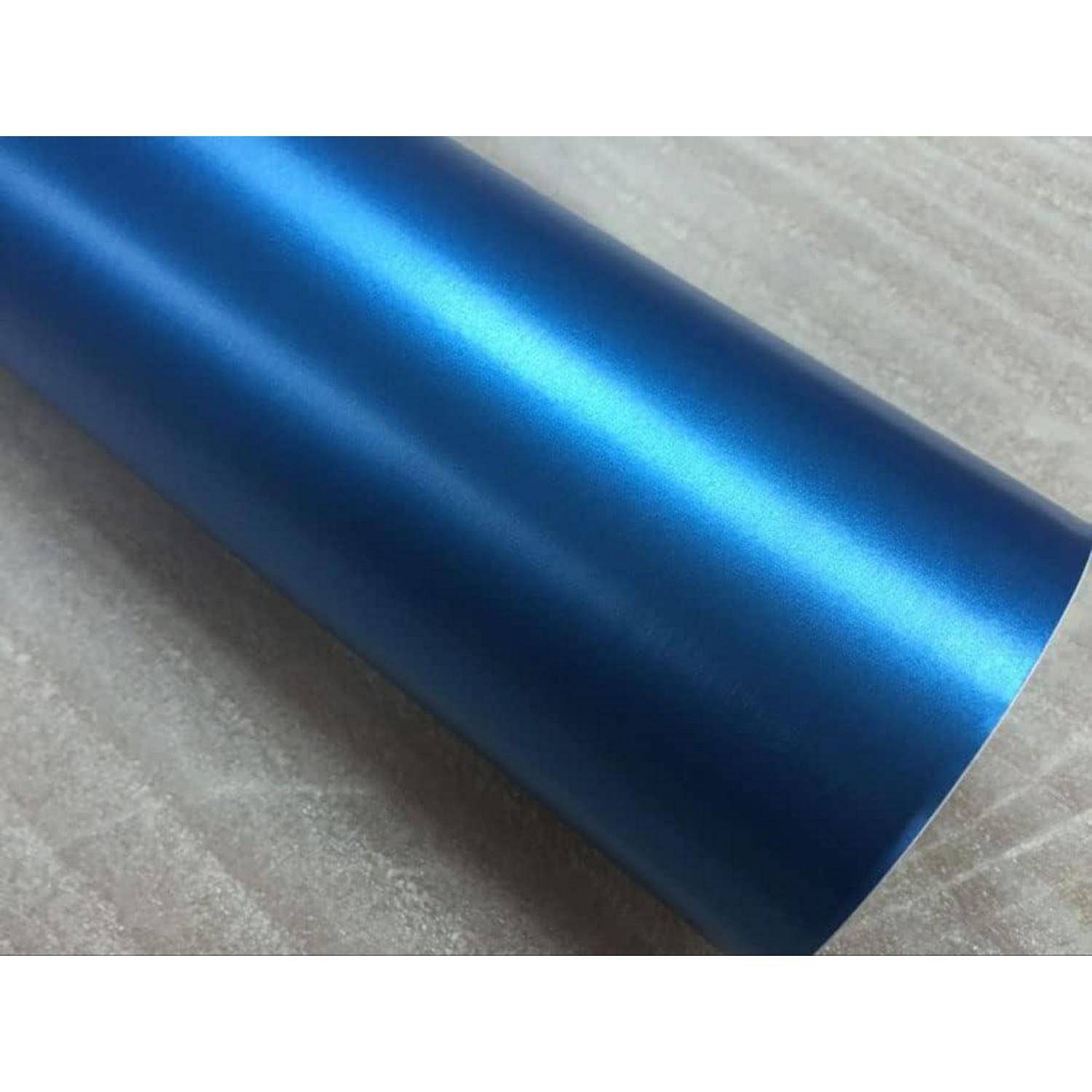 Nahaufnahme eines glänzenden metallisch blauen zylindrischen Objekts, das diagonal auf einer hellgrauen Oberfläche liegt.