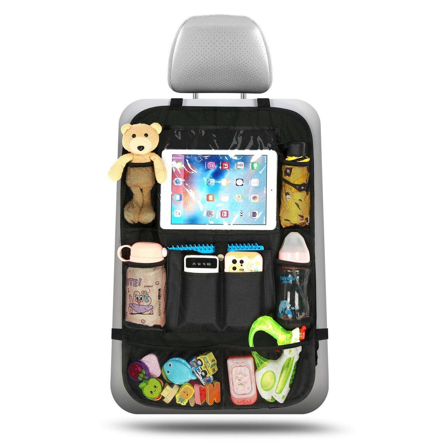 Autositz-Organizer mit mehreren Taschen, der ein Tablet, einen Plüschteddybär, Flaschen, Snacks und kleine Spielzeuge hält.