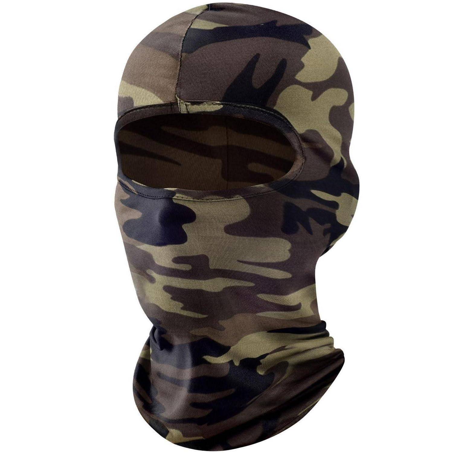 Camouflage-Sturmhaube mit Gesichtsmaske und Augenloch, bedeckt Kopf, Gesicht und Nacken auf weißem Hintergrund.