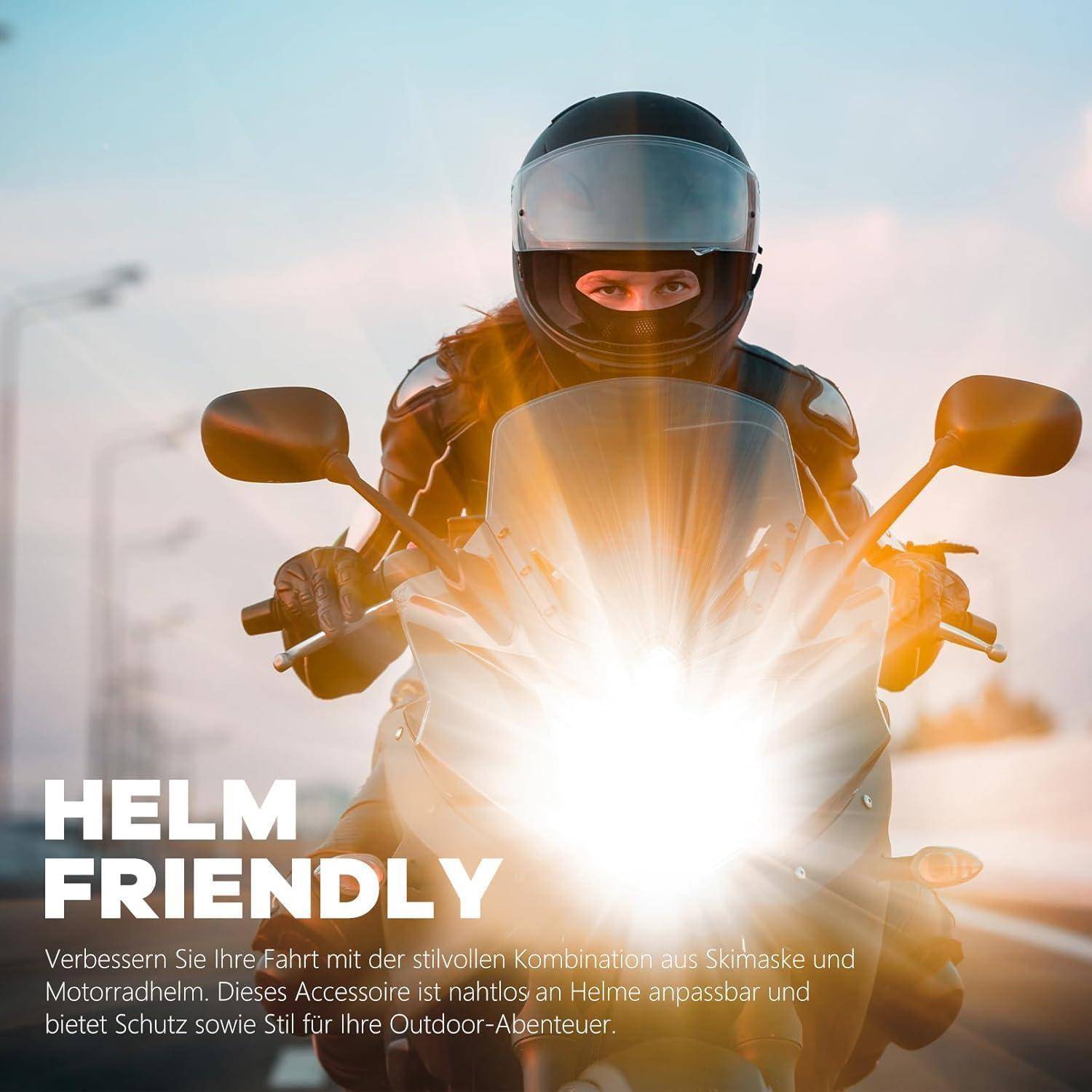 Motorradfahrer im schwarzen Helm und Ausrüstung fährt auf den Betrachter zu; helles Scheinwerferlicht, mit Anzeigentext „HELM FRIENDLY