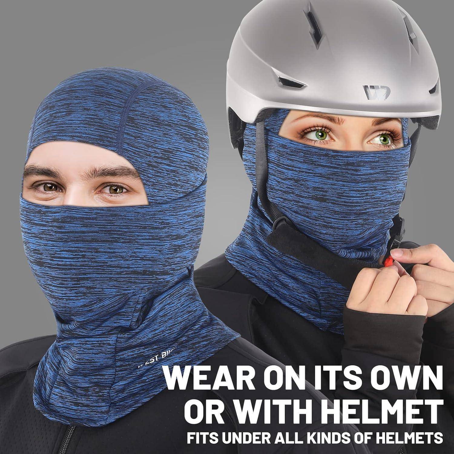 Zwei Personen tragen blaue Gesichtsbedeckungen; eine trägt die Sturmhaube allein, die andere mit einem Helm, was „ALLEIN TRAGEN ODER MIT HELM" und „PASST UNTER ALLE ARTEN VON HELMEN"" veranschaulicht.