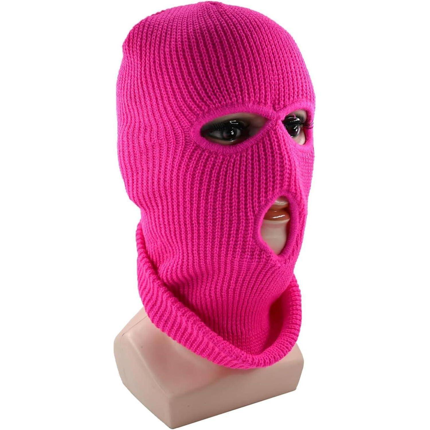 Leuchtend rosa gestrickte Sturmmaske auf einem Schaufensterkopf, das Gesicht und den Hals bedeckend mit Öffnungen für die Augen und den Mund.