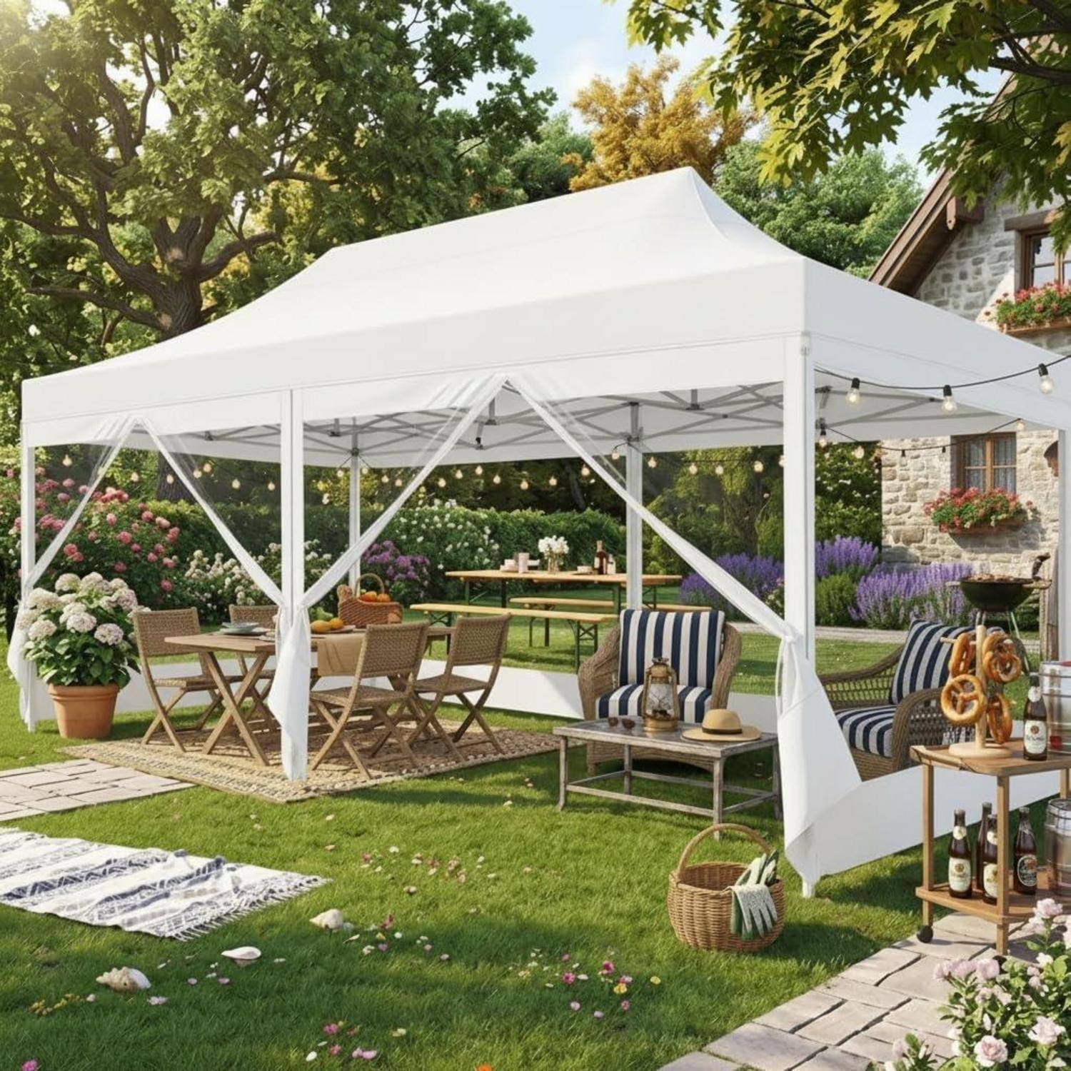 Weißes Baldachindachzelt in einem gestalteten Hinterhof mit Terrassensitzplätzen, Picknicktisch und Außendekoration für ein Gartentreffen.
