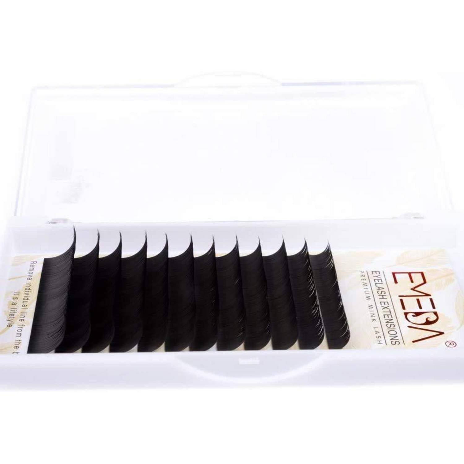 Offene Schachtel von E'MEZA Wimpernverlängerungen mit Reihen von schwarzen künstlichen Wimpern in einem durchsichtigen Kunststofftablett.