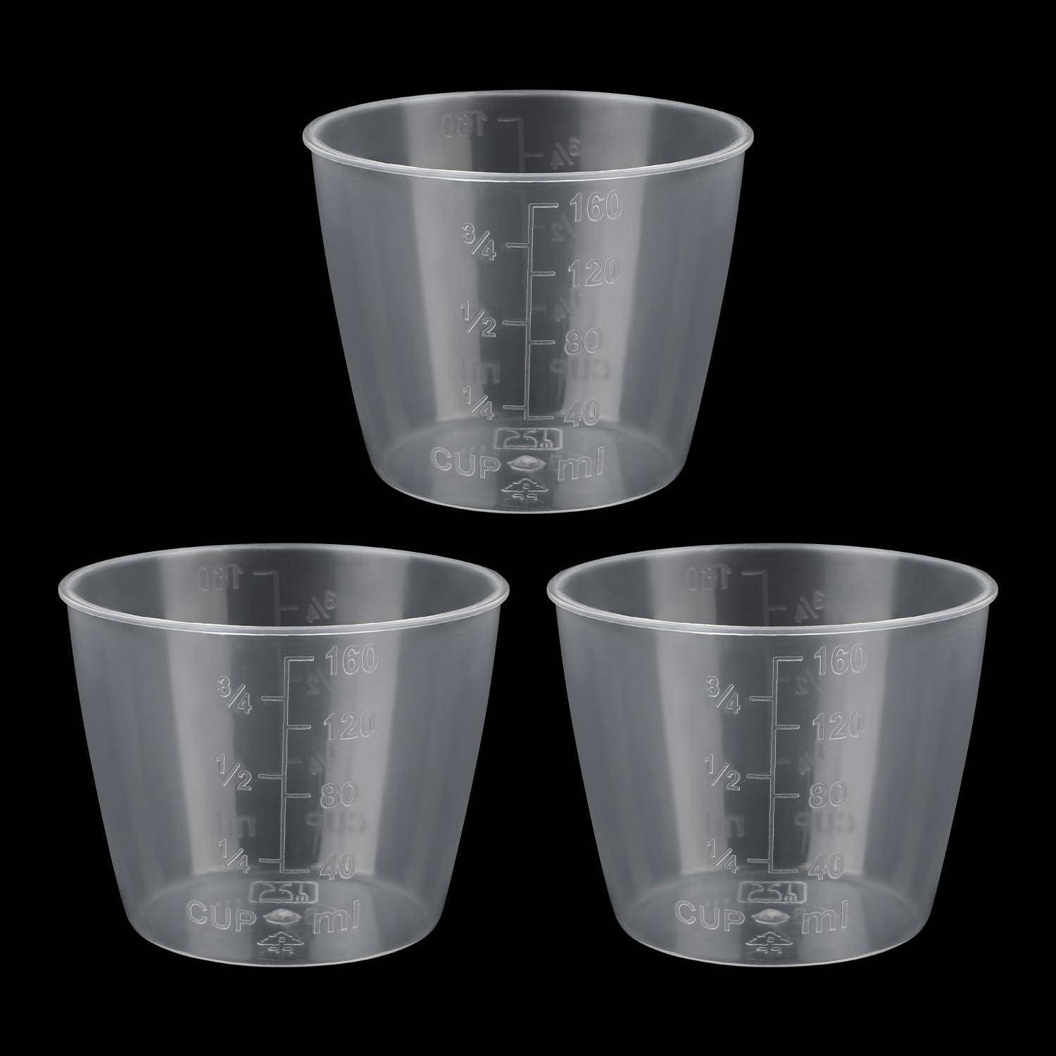 Drei durchscheinende Kunststoff-Messbeschaffenheiten mit geprägten Becher- und Milliliter-Markierungen, vor einem schwarzen Hintergrund abgebildet.