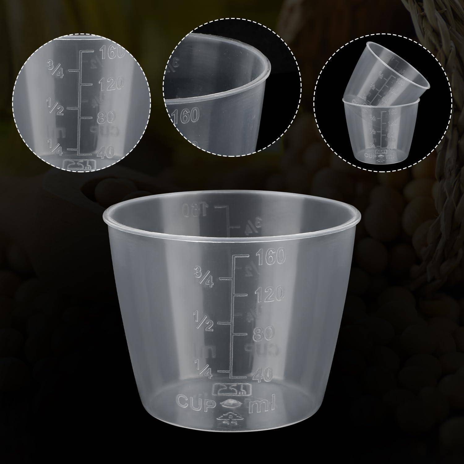 Klares Kunststoff-Messgefäß mit geprägten Milliliter- und Tassenmarkierungen, aufrecht dargestellt und in drei Detailansichten aus verschiedenen Winkeln.